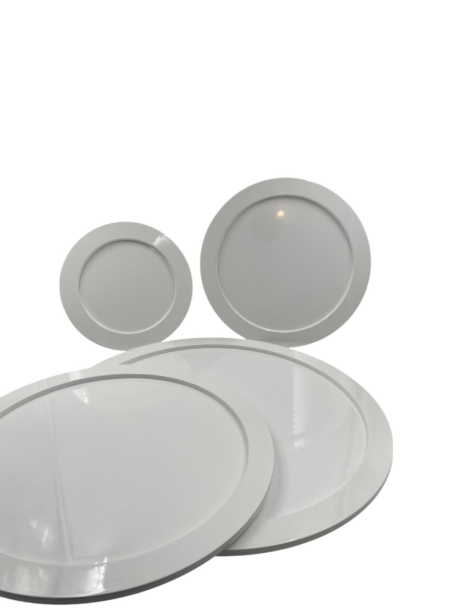 Gran centro de mesa blanco apilado bandejas de plástico blanco, Italia años 70 Moderno de mediados de siglo en venta