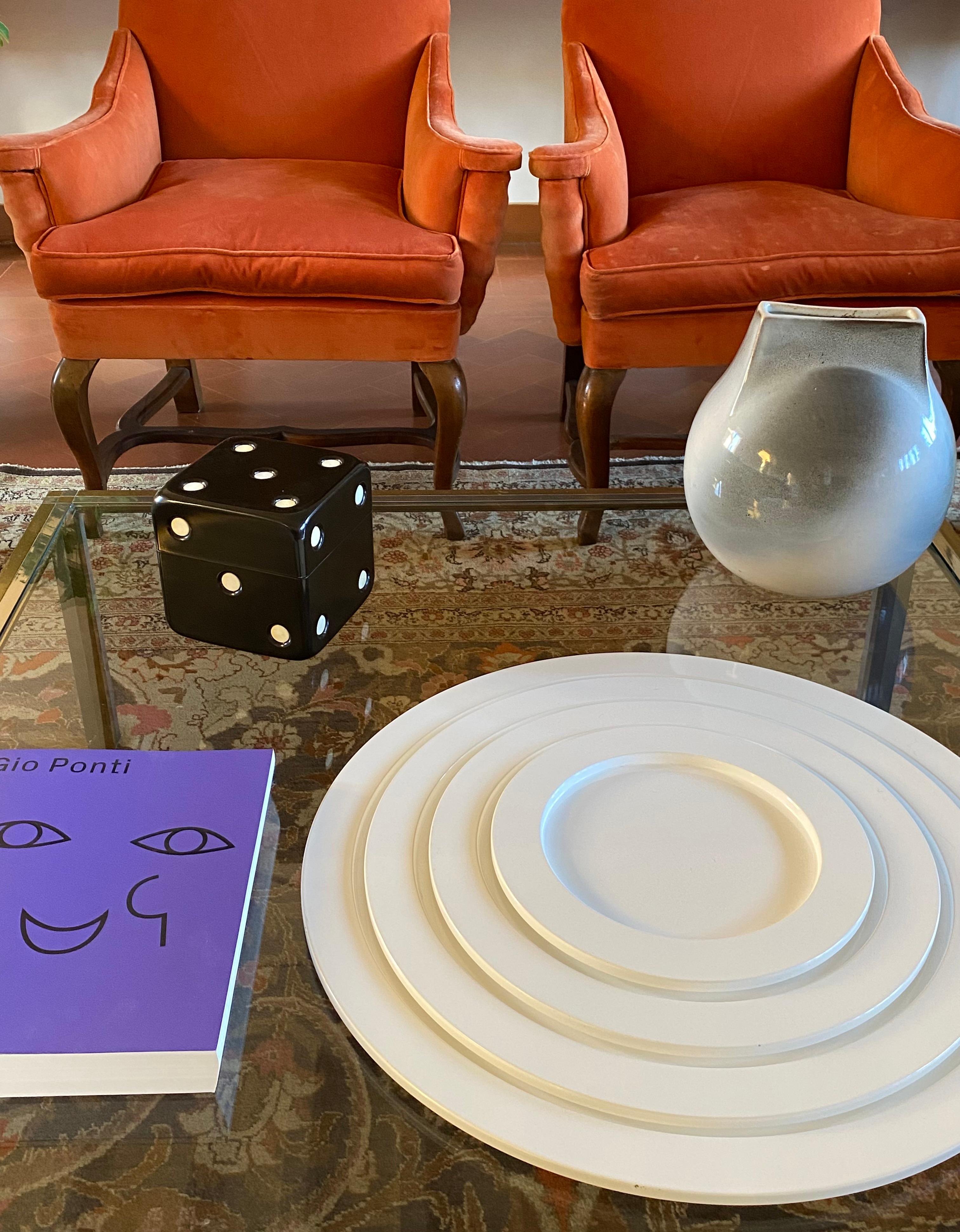 Gran centro de mesa blanco apilado bandejas de plástico blanco, Italia años 70 en Excelente estado para la venta en Firenze, IT