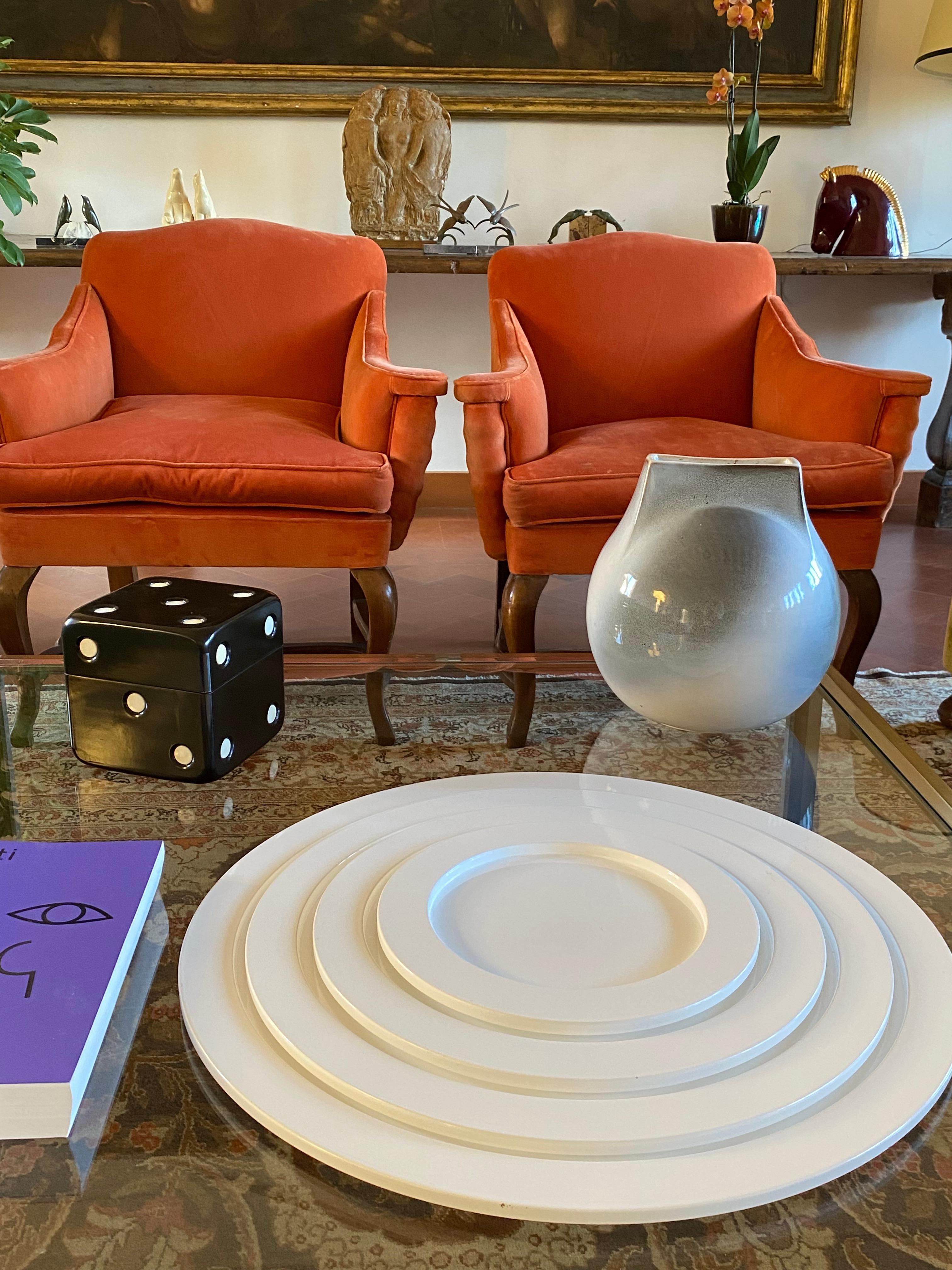 Gran centro de mesa blanco apilado bandejas de plástico blanco, Italia años 70 Late 20th Century en venta