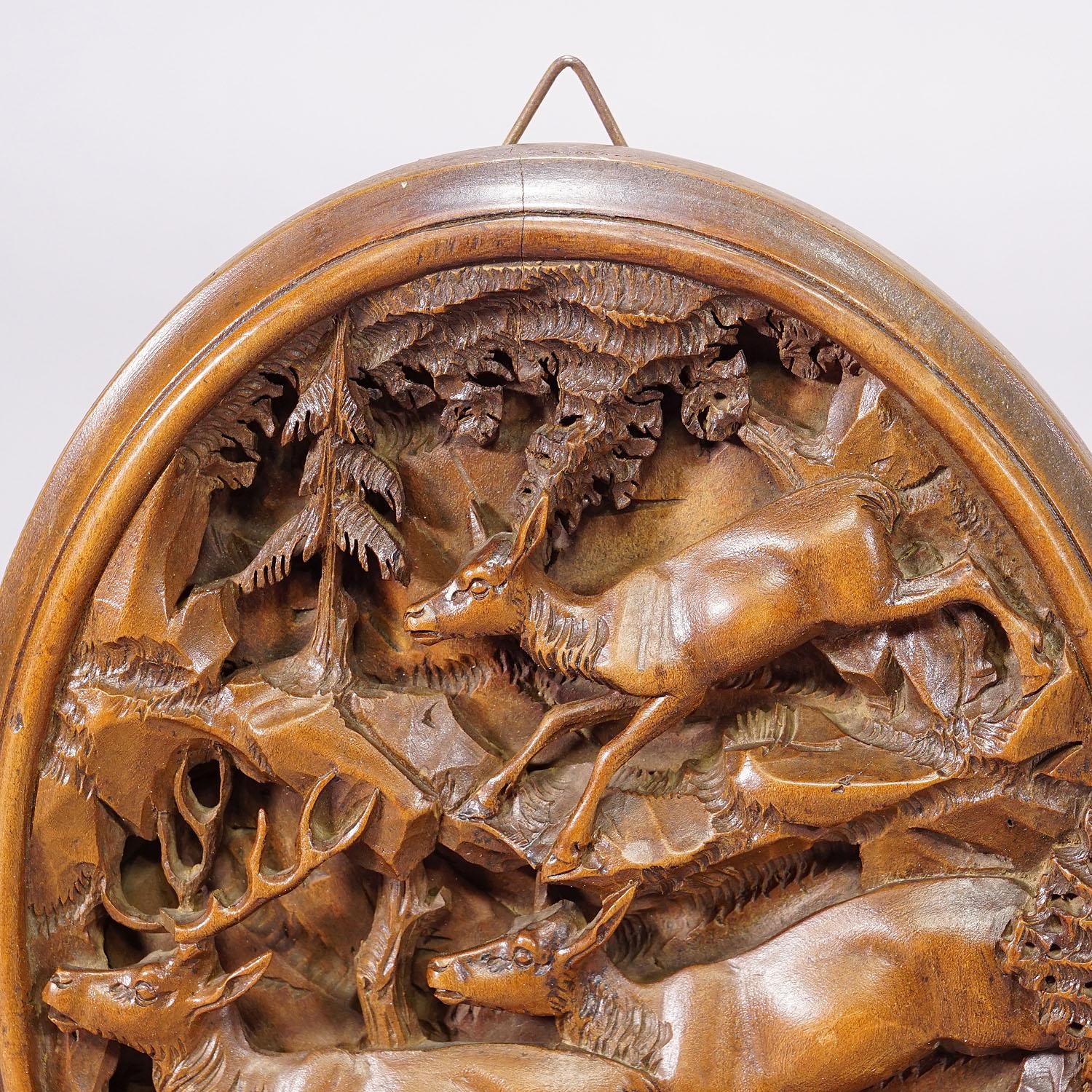 Gran placa tallada en madera con familia de ciervos, Brienz 1900s en Bueno estado para la venta en Berghuelen, DE