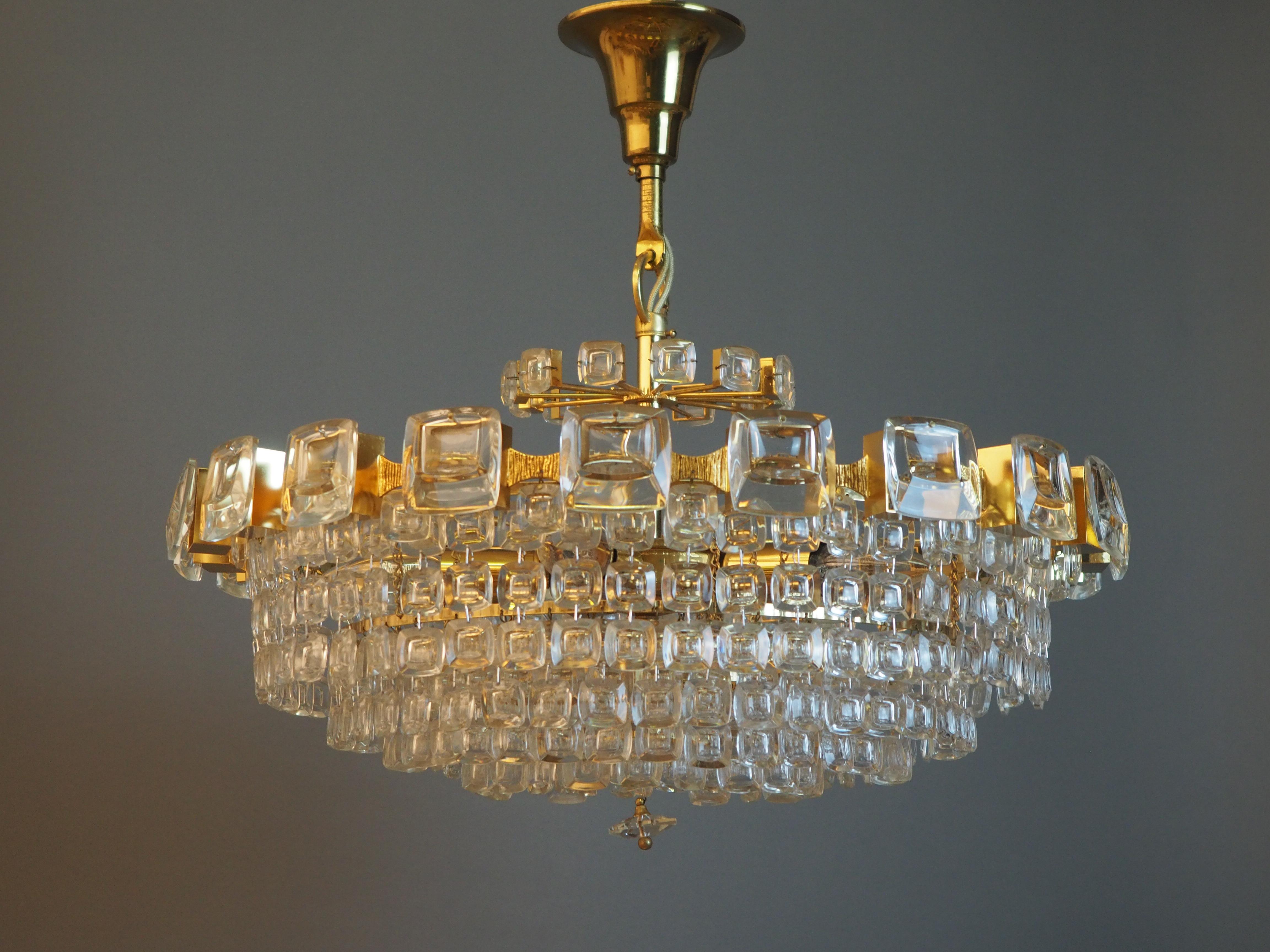 Mid-Century Modern Great Six-Tiered Gilt Brass and Lens Glass Chandelier by Palwa, circa 1970s For Sale