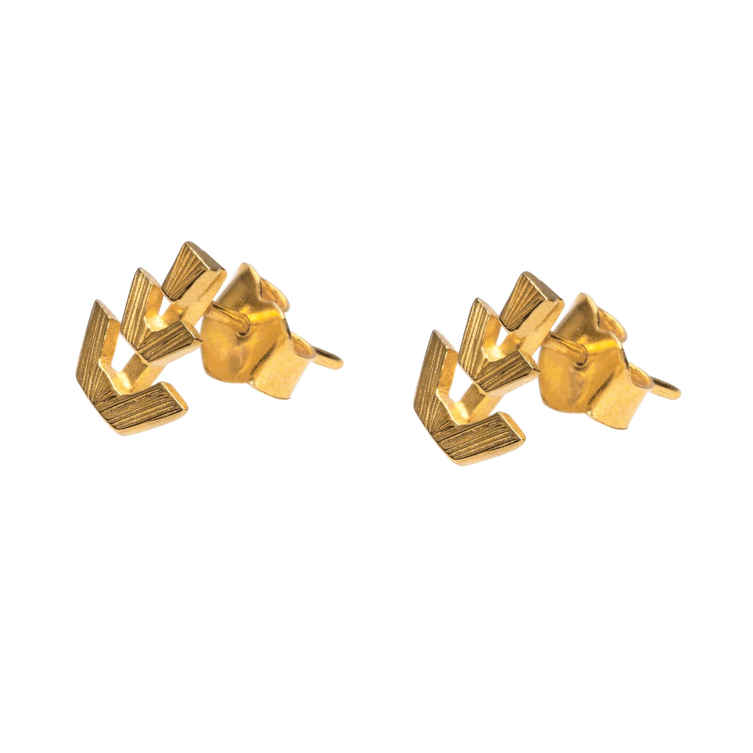 The Greca Earrings Studs, crafted in 14k yellow gold, inspired by the decorative motifs of Ancient Mayan. These simple yet mesmerizing earrings showcase simple patterns and hammered textures, capturing the timeless beauty of ZacBe. 

Effortlessly