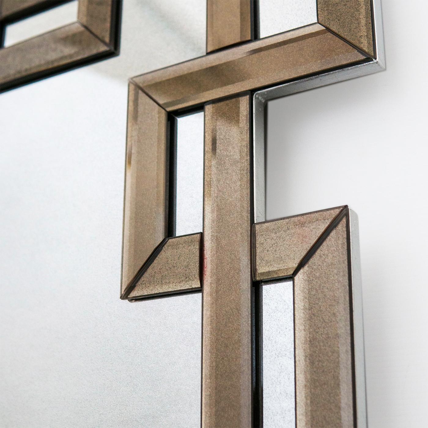 Le miroir Greca de style Art Déco fait partie de la Collection Notre Dame. Structure en bois avec des bords argentés. La partie centrale est en verre avec une finition miroir moyennement antique. Cadre en verre biseauté de couleur bronze avec