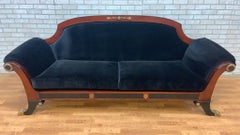 Grecian Mahagoni Scroll Arm Sofa mit Messing Trim Neu gepolstert in Samt