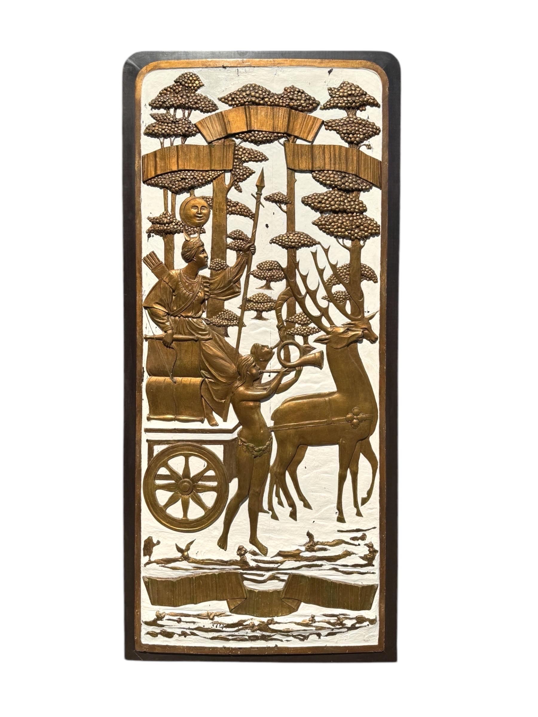 Paire de panneaux muraux opposés d'inspiration grecque en bois sculpté et doré, vers 1920. Les scènes représentent Athéna avec son arc, ses flèches et sa lance sur un char tiré par deux cerfs. Deux personnages nus jouent des cornes, placés devant