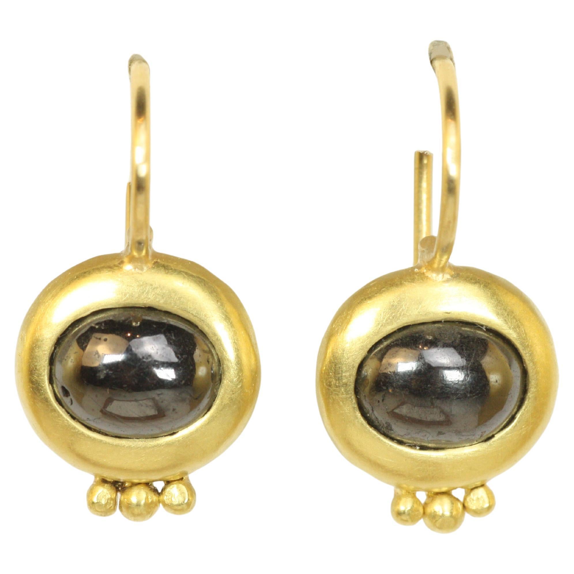 Pendientes Gota Greco con Hematites Negra Cabujón en Oro Amarillo de California de 20 K