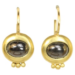 Pendientes Gota Greco con Hematites Negra Cabujón en Oro Amarillo de California de 20 K