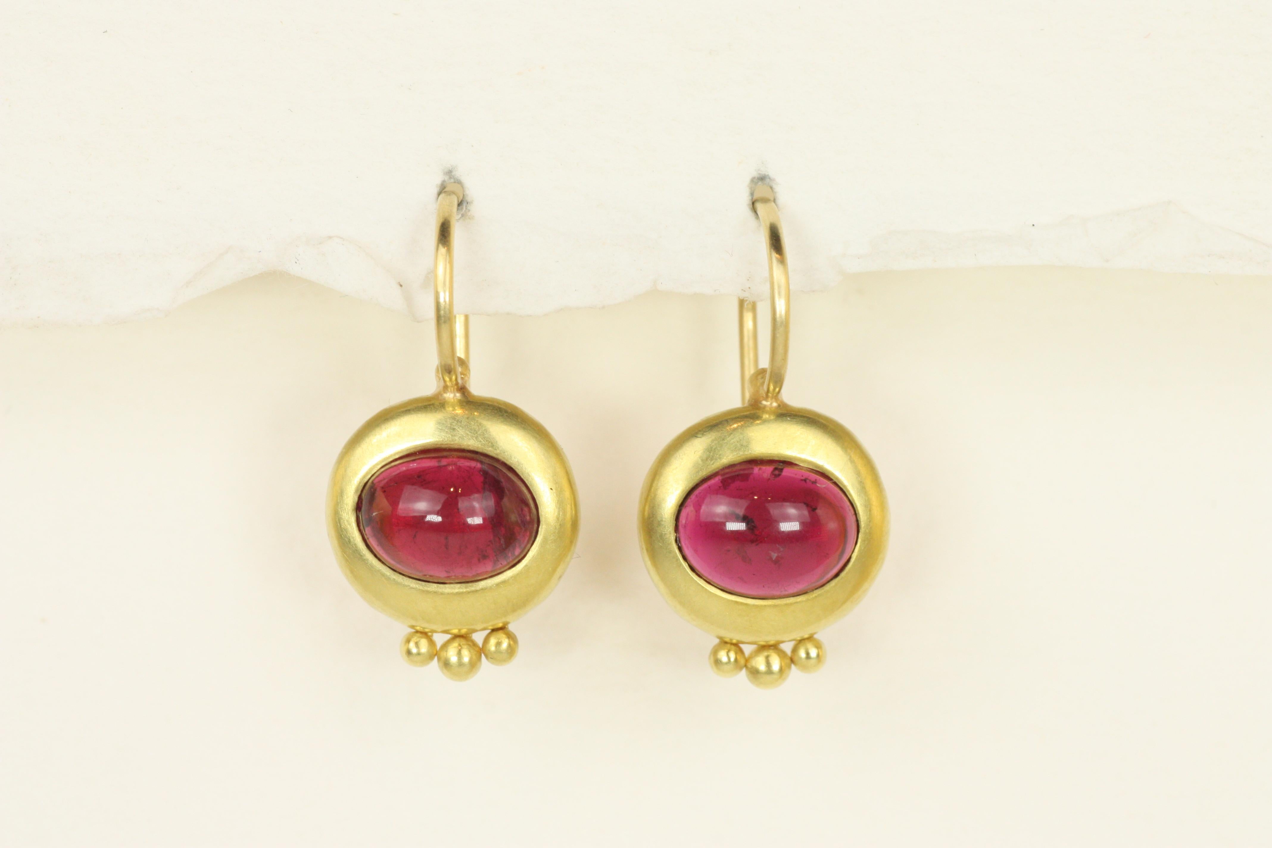 Cabochon Orecchini a goccia Greco con tormalina rubellite cabochon in oro 20K California in vendita