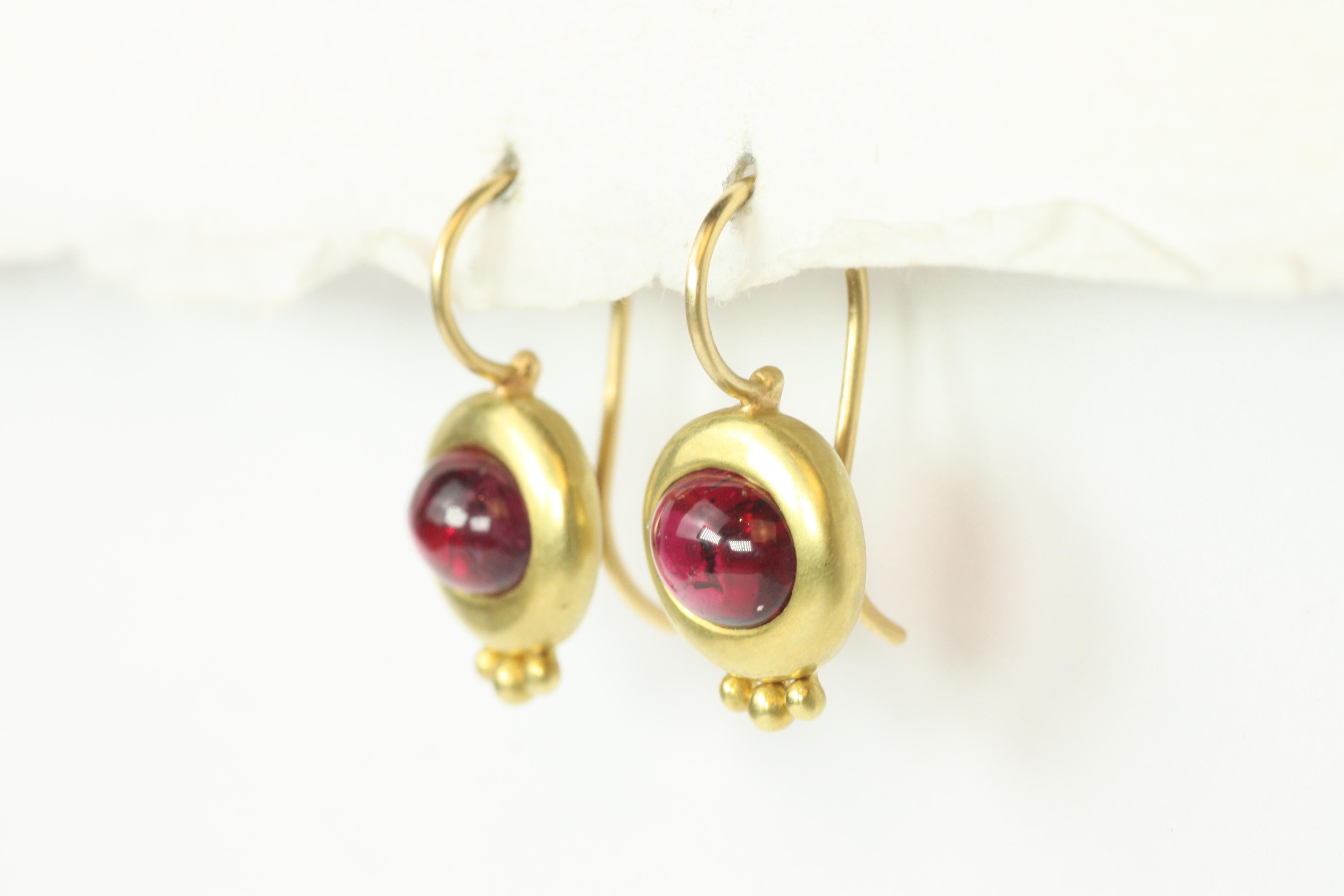 Orecchini a goccia Greco con tormalina rubellite cabochon in oro 20K California In condizioni Nuovo in vendita a Santa Monica, CA