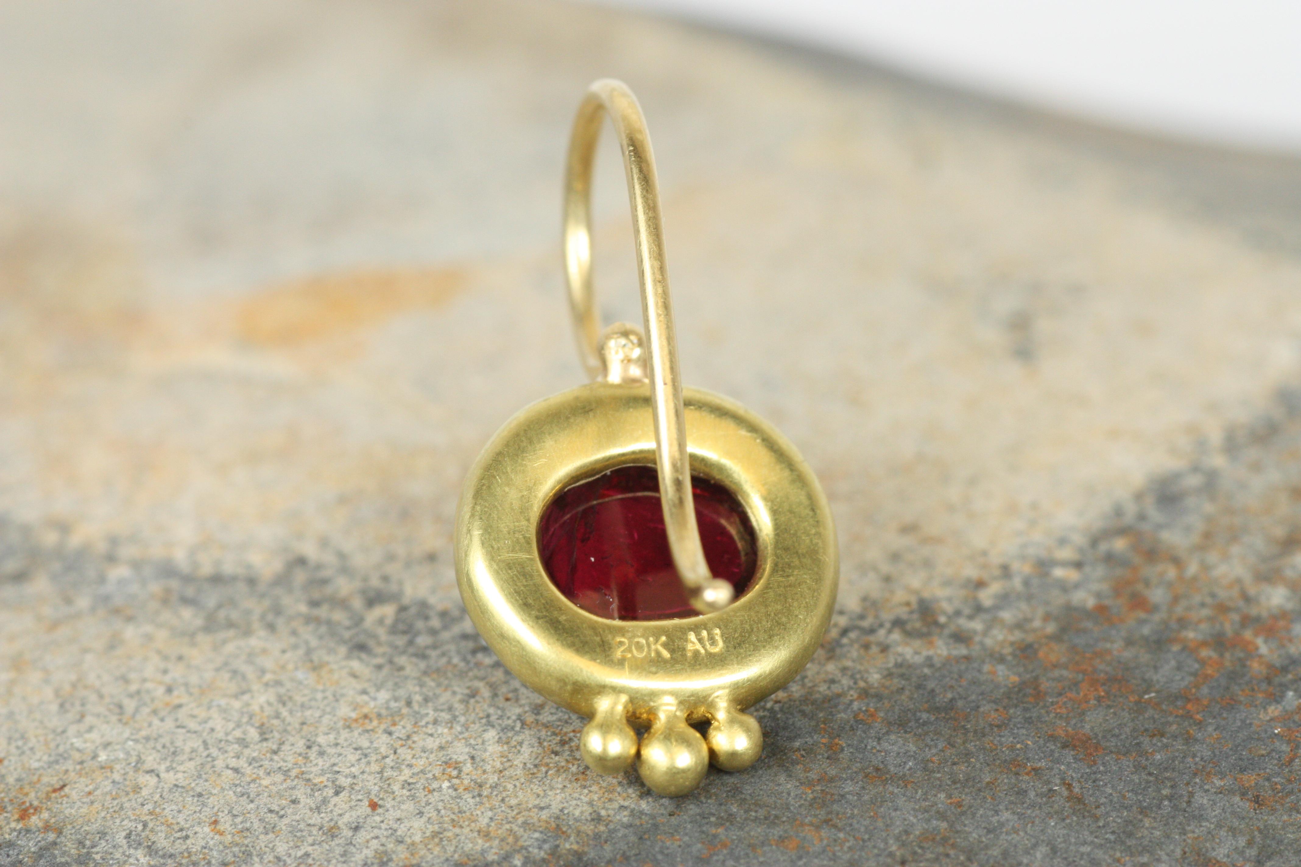 Donna Orecchini a goccia Greco con tormalina rubellite cabochon in oro 20K California in vendita