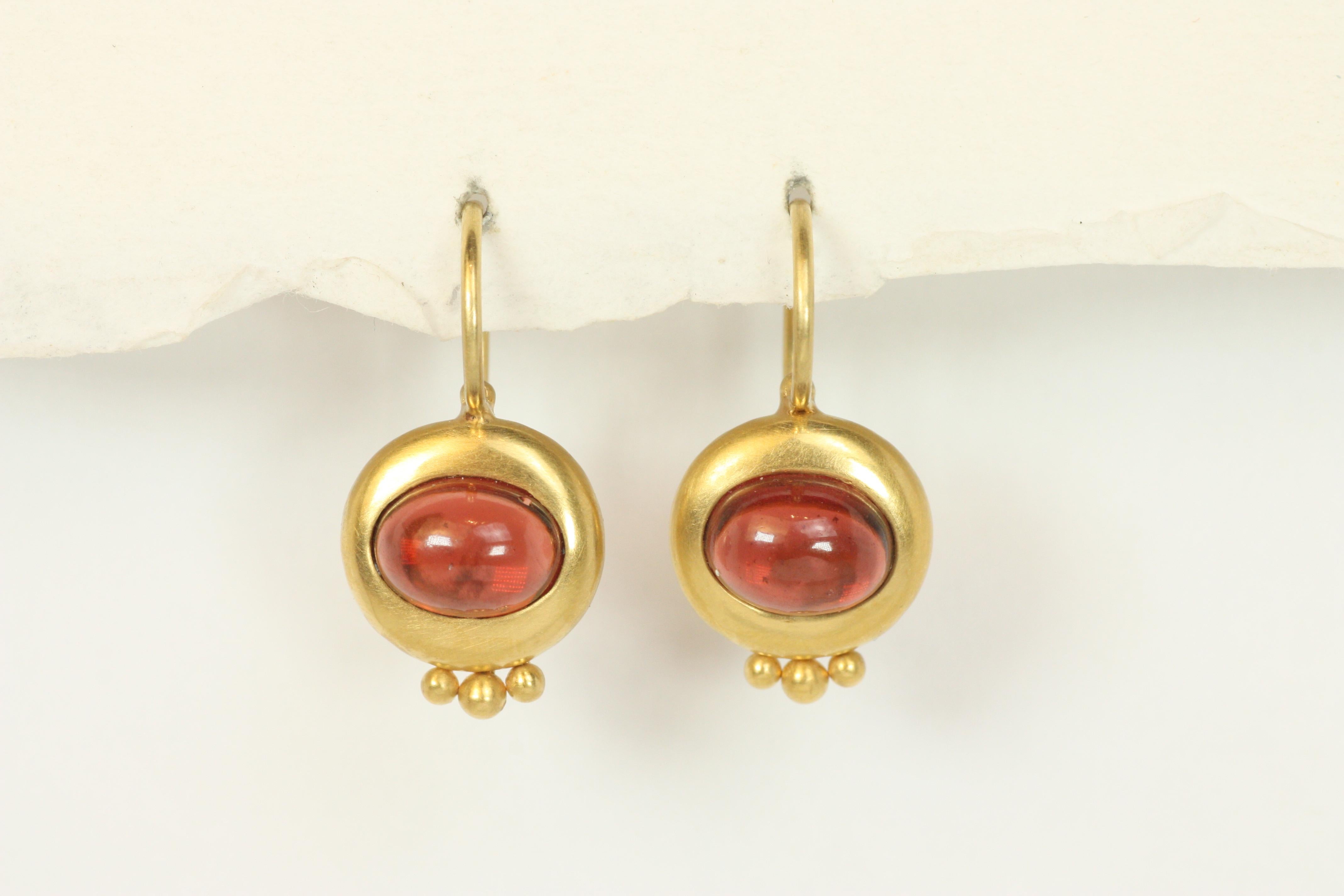 Artigiano Orecchini Greco con granati ovali cabochon in oro giallo 22K di Bracken in vendita