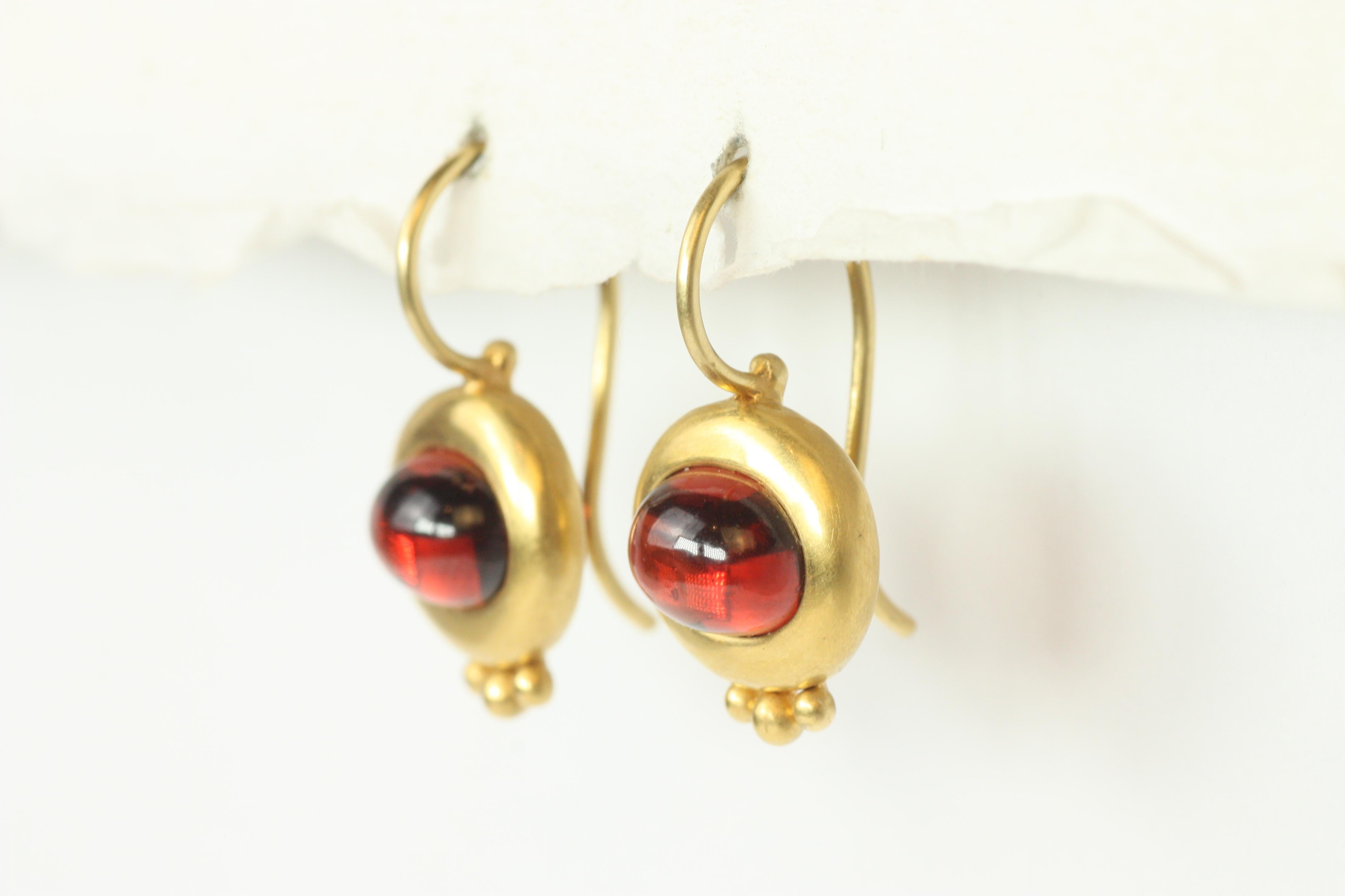 Cabochon Orecchini Greco con granati ovali cabochon in oro giallo 22K di Bracken in vendita