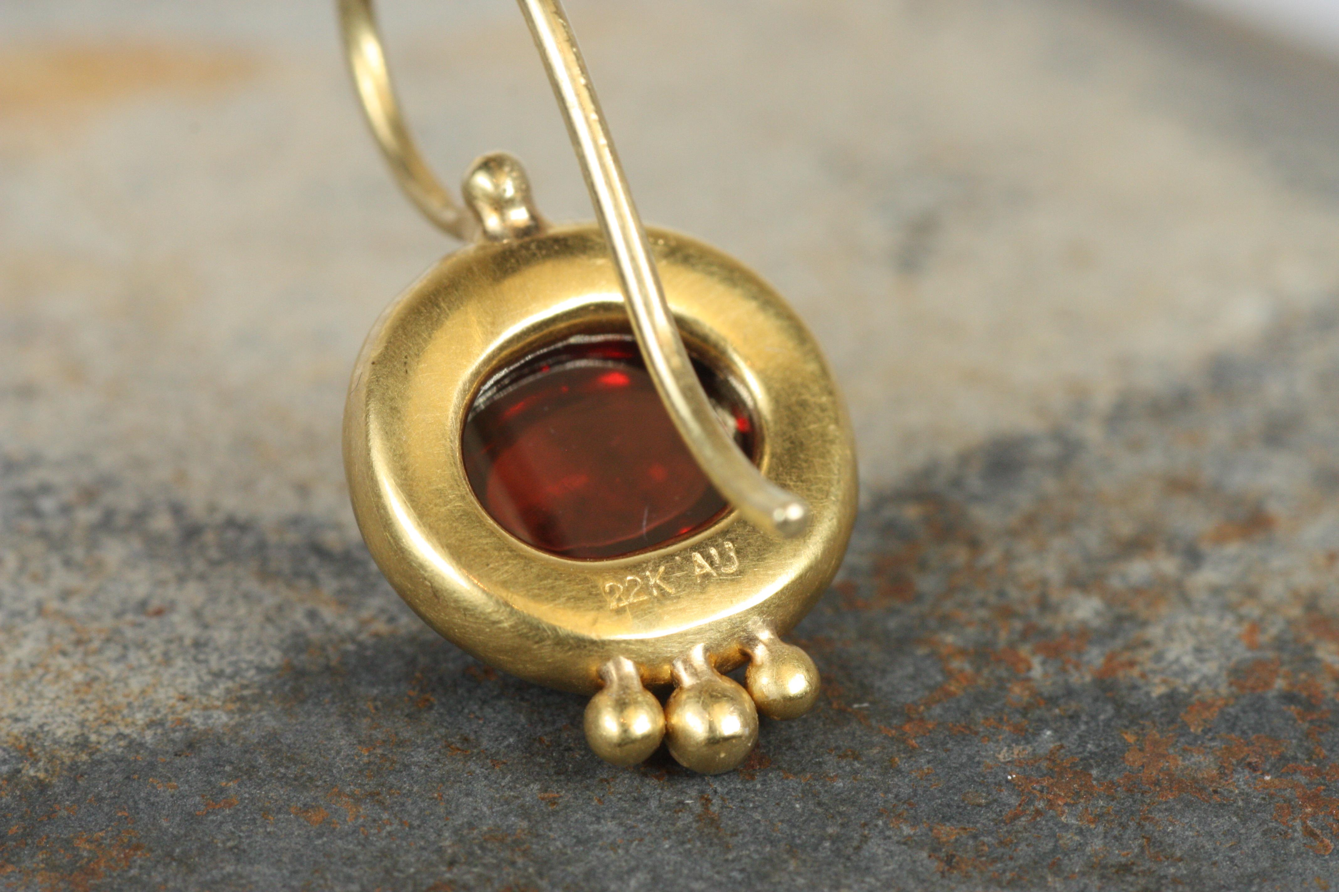 Orecchini Greco con granati ovali cabochon in oro giallo 22K di Bracken In condizioni Nuovo in vendita a Santa Monica, CA