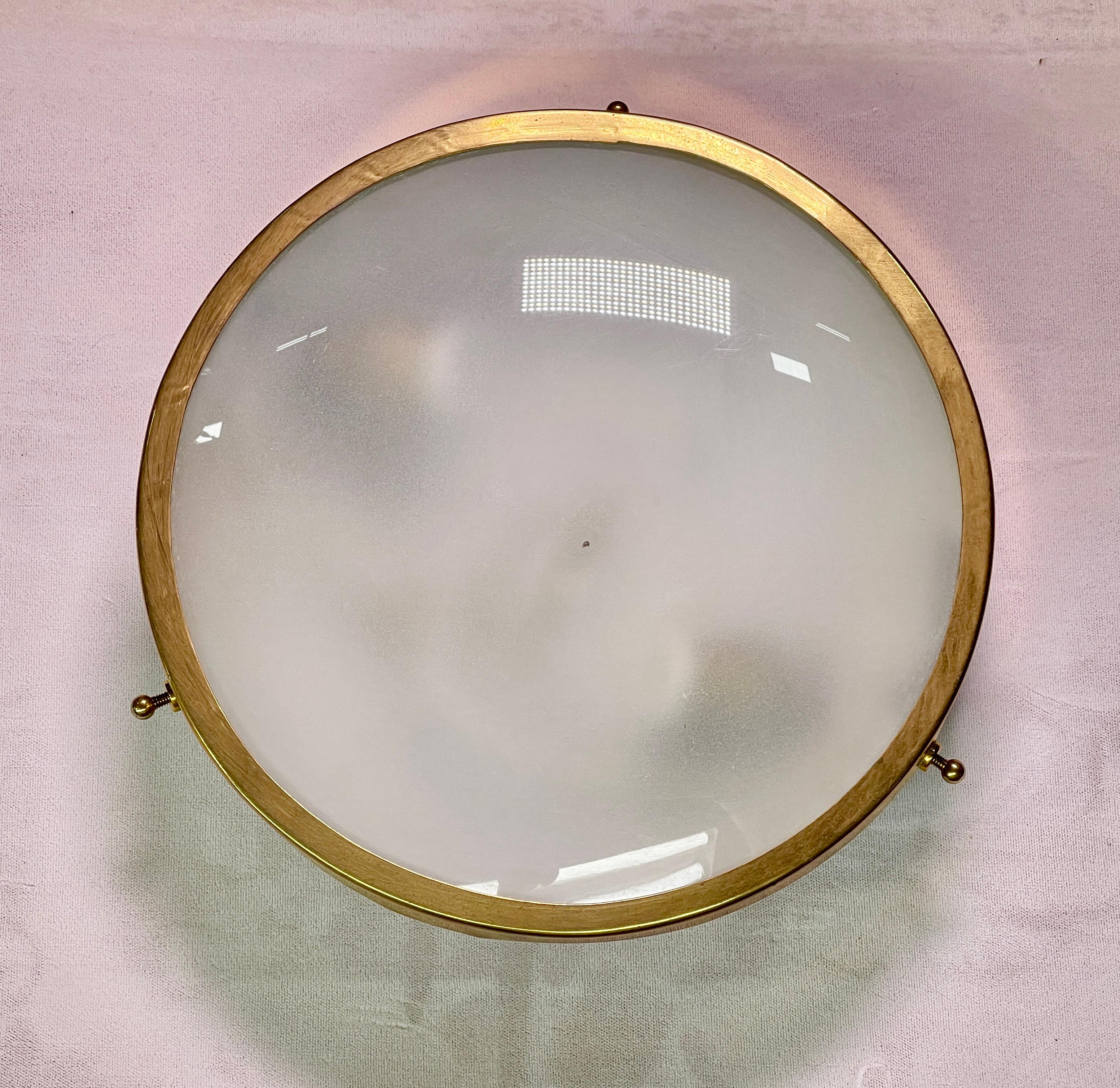 Greco Illuminazione Kleine runde Einbaubeleuchtung aus Messing und gewölbtem Glas  im Angebot 1