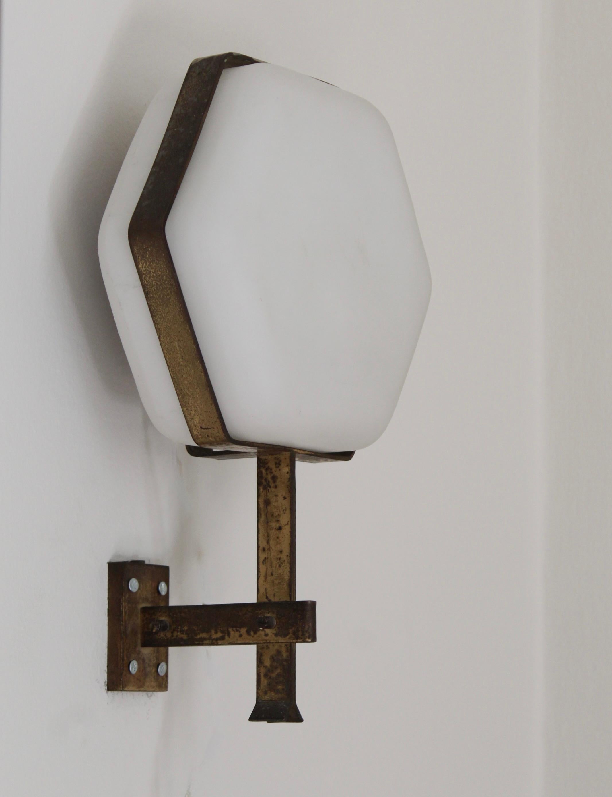 A brass and white glass wall light or sconce, designed and produced by Greco Illumininazione, Italy, 1950s.

Takes one lightbulb on standard medium socket, no stated max wattage on fixture.