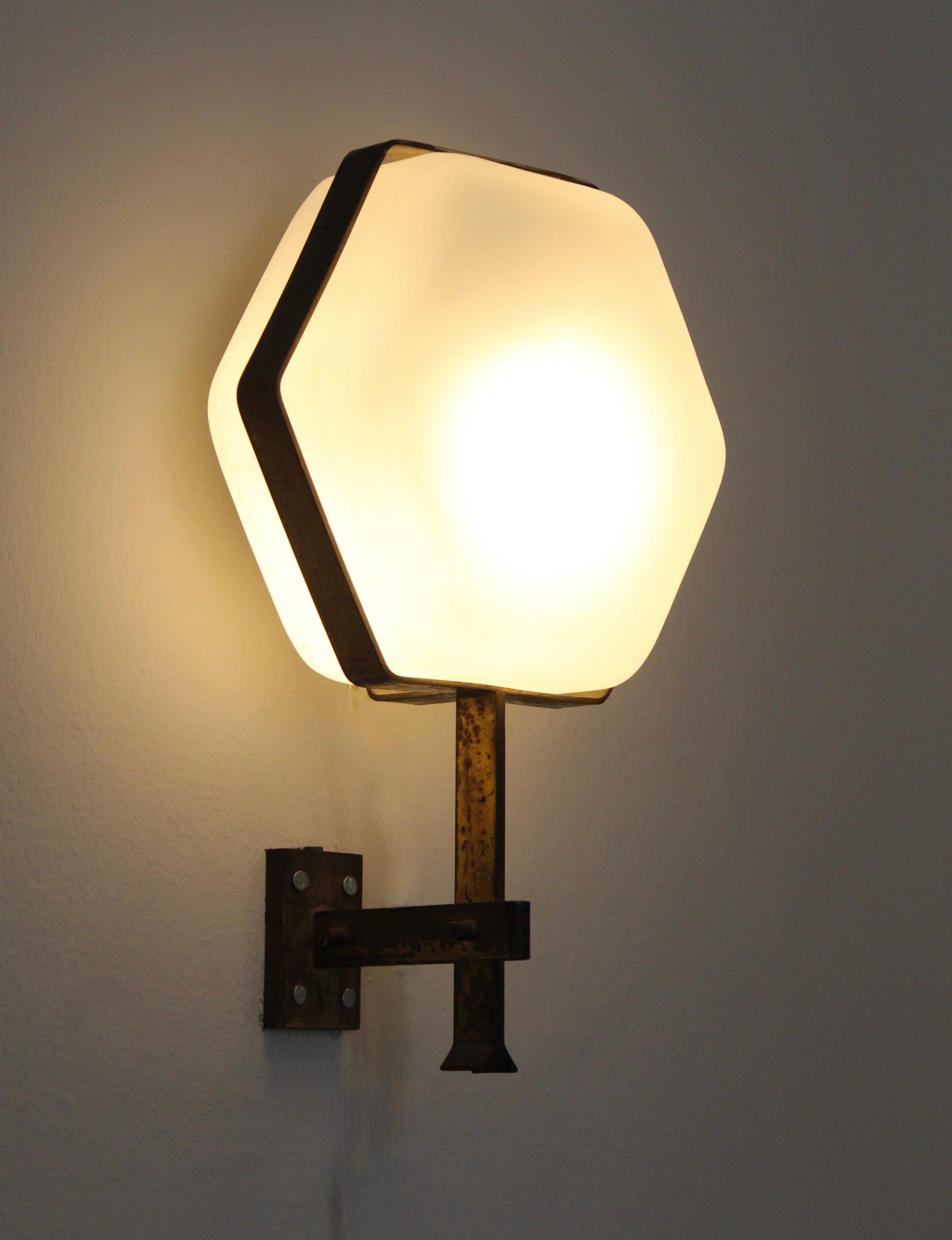 Mid-Century Modern Greco Illuminazione, Sconce / Wall Light, Brass, Glass, Italy, 1950s For Sale