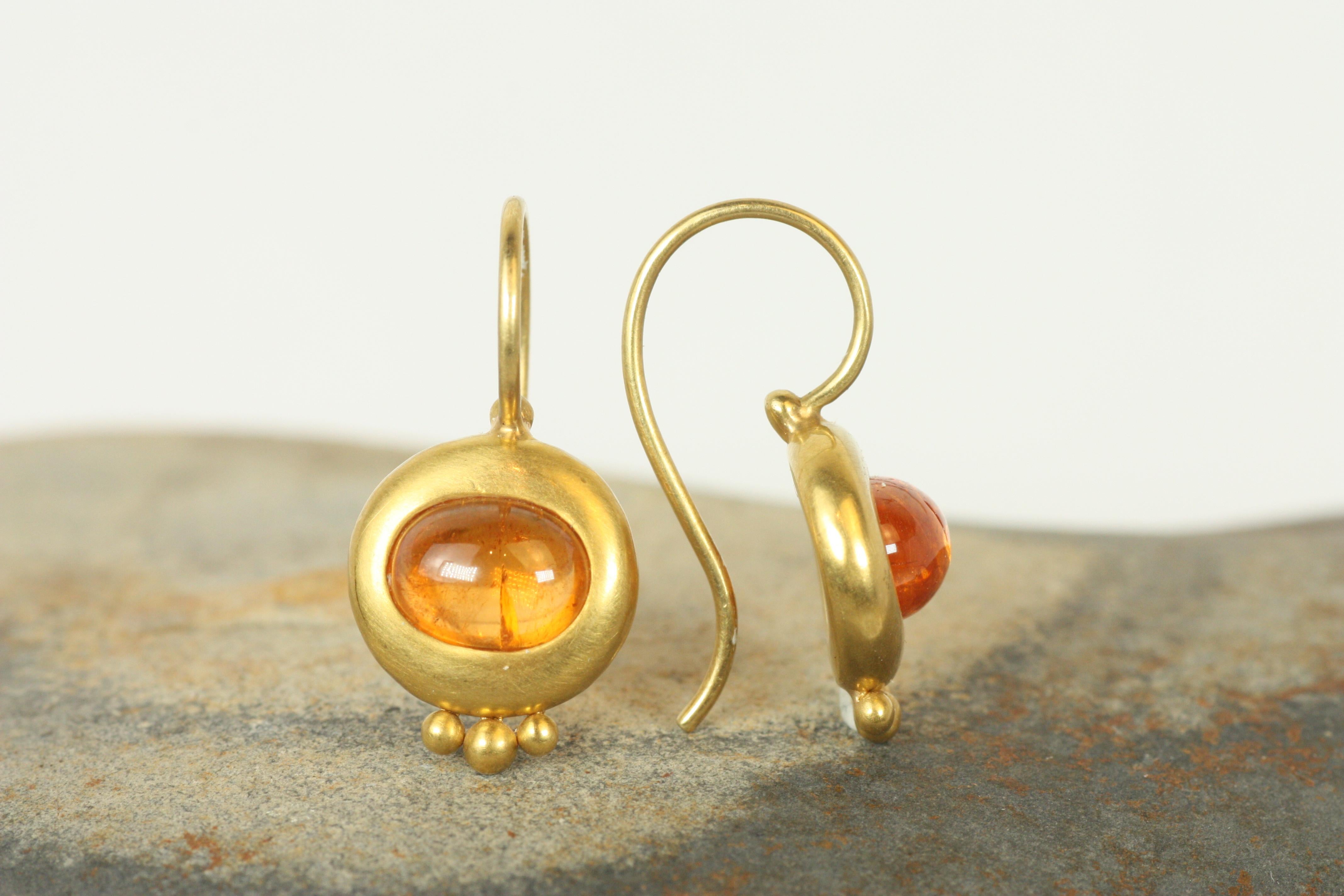 Artigiano Orecchini pendenti greco-romani con granato ovale di hessonite cabochon in oro giallo 22K in vendita