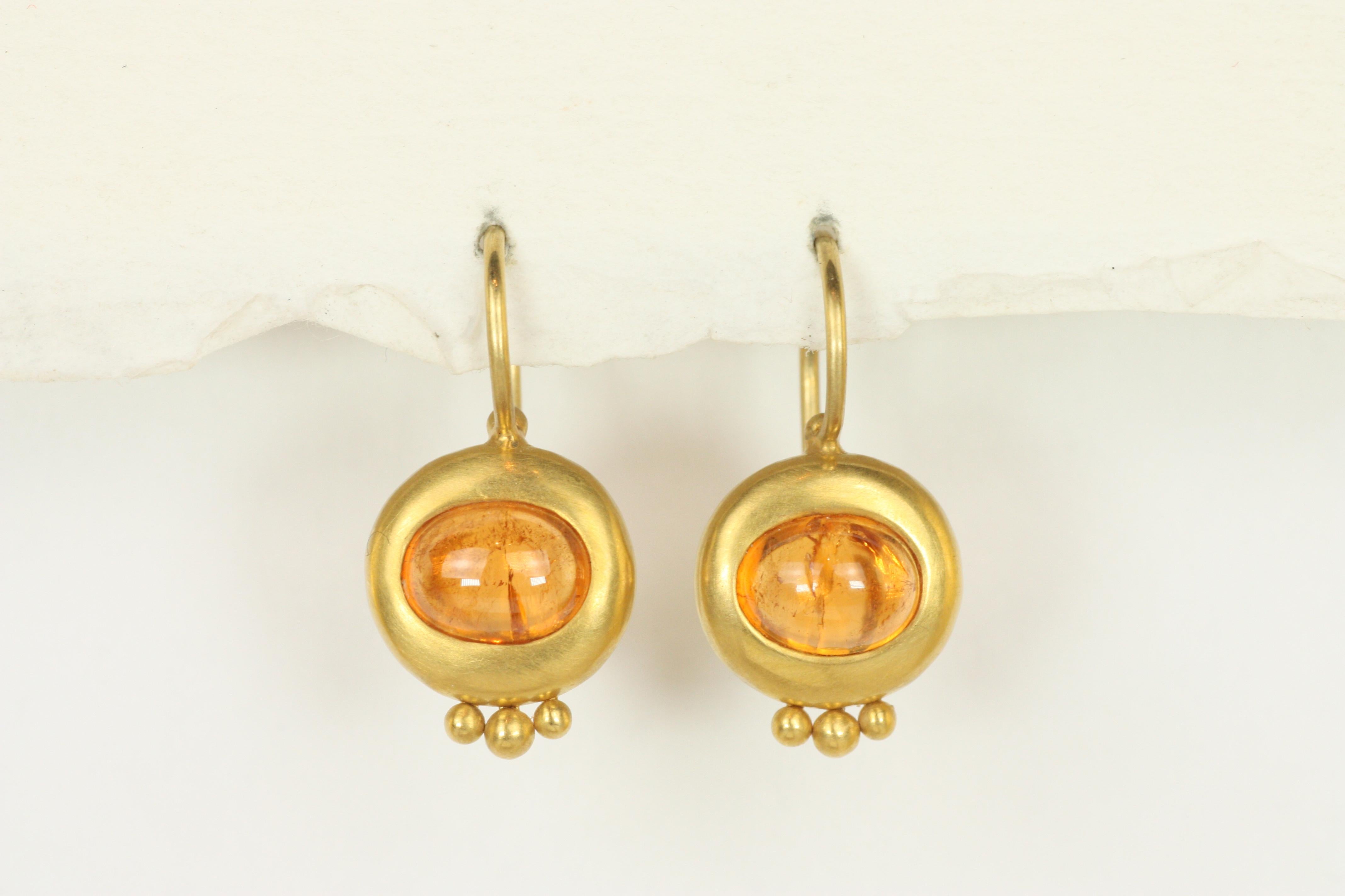 Cabochon Orecchini pendenti greco-romani con granato ovale di hessonite cabochon in oro giallo 22K in vendita