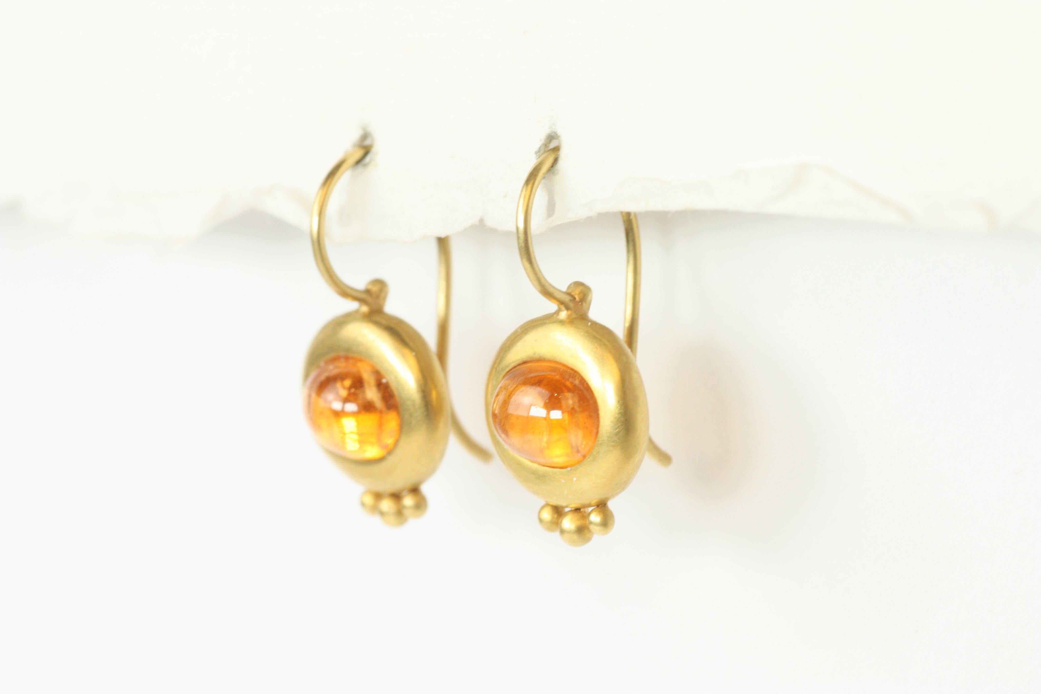 Orecchini pendenti greco-romani con granato ovale di hessonite cabochon in oro giallo 22K In condizioni Nuovo in vendita a Santa Monica, CA