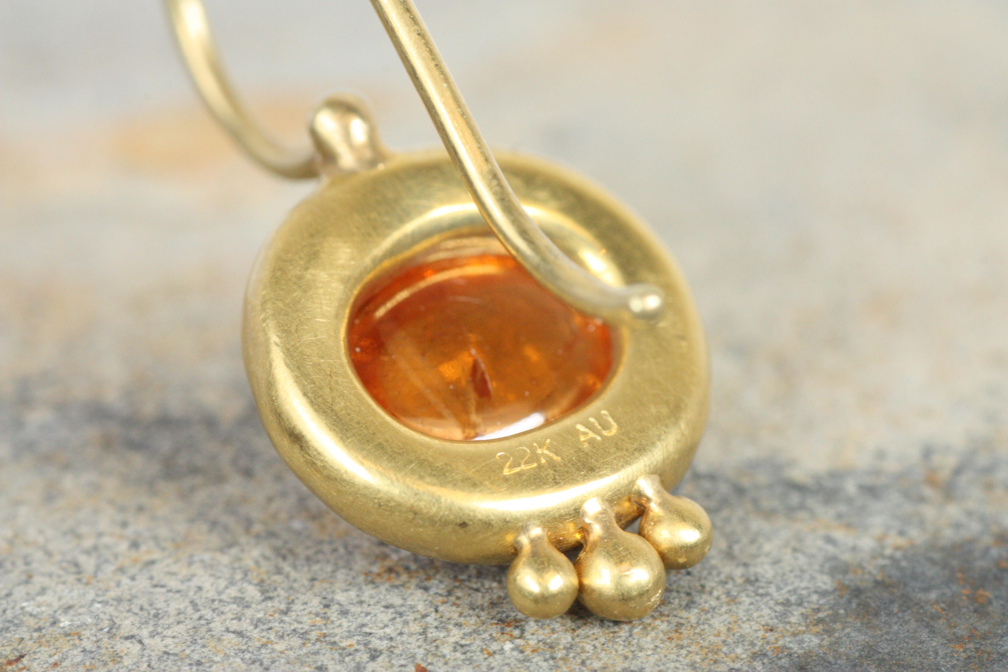 Donna Orecchini pendenti greco-romani con granato ovale di hessonite cabochon in oro giallo 22K in vendita