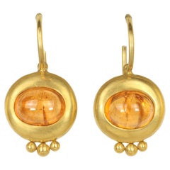 Greco-römische Tropfenohrringe mit ovalem Cabochon-Erssonit-Granat aus 22 Karat Gelbgold