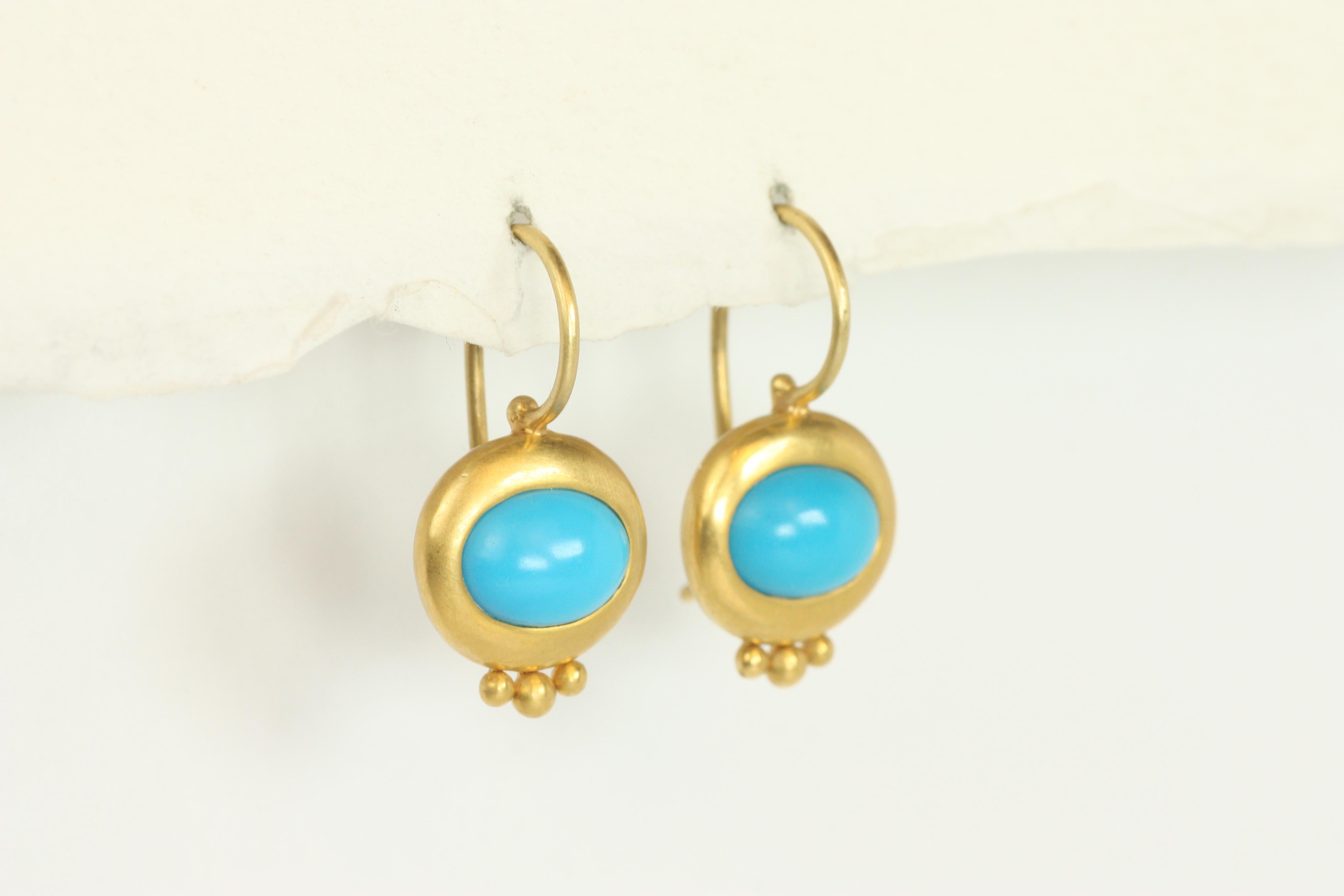 Artigiano Orecchini a goccia Greco Roman con turchese ovale cabochon in oro giallo 22 carati in vendita