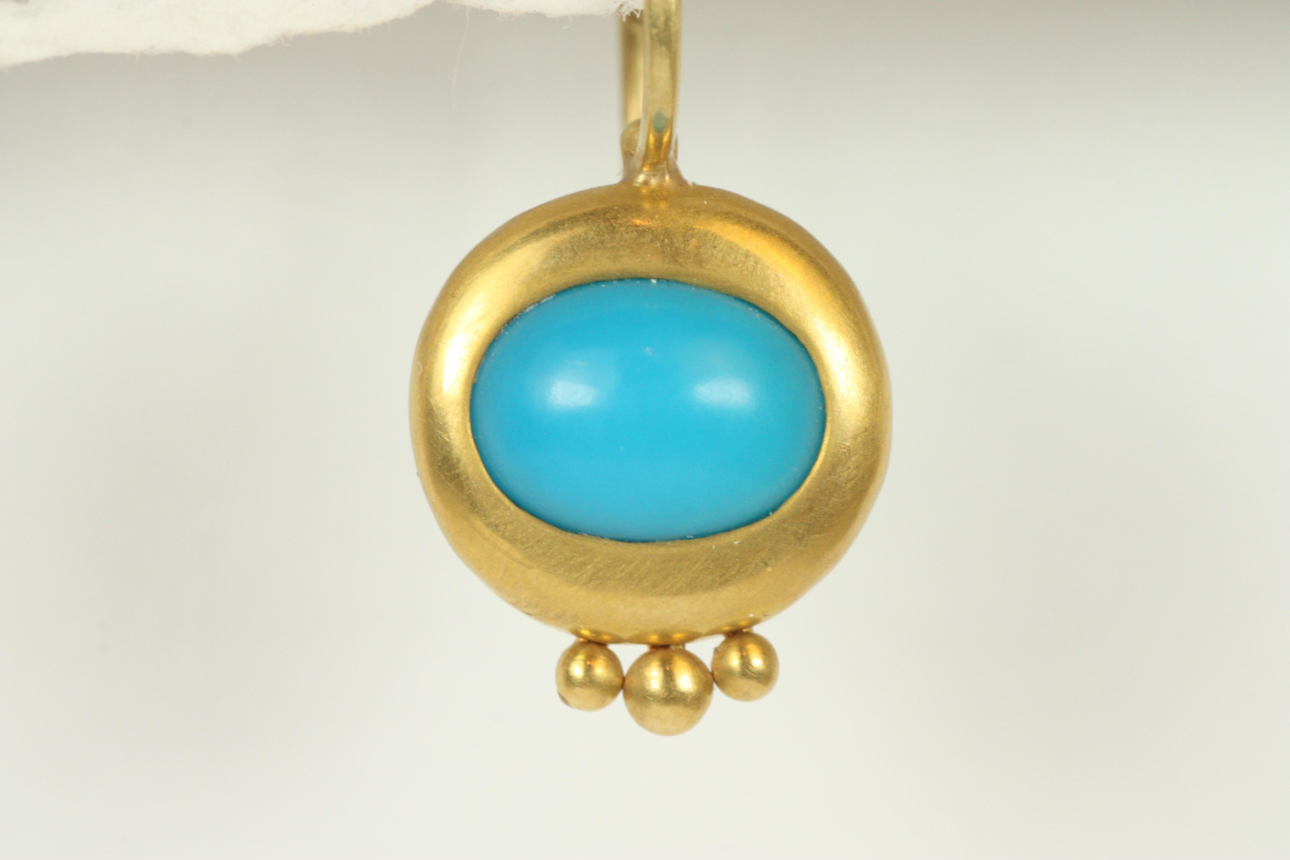 Cabochon Orecchini a goccia Greco Roman con turchese ovale cabochon in oro giallo 22 carati in vendita