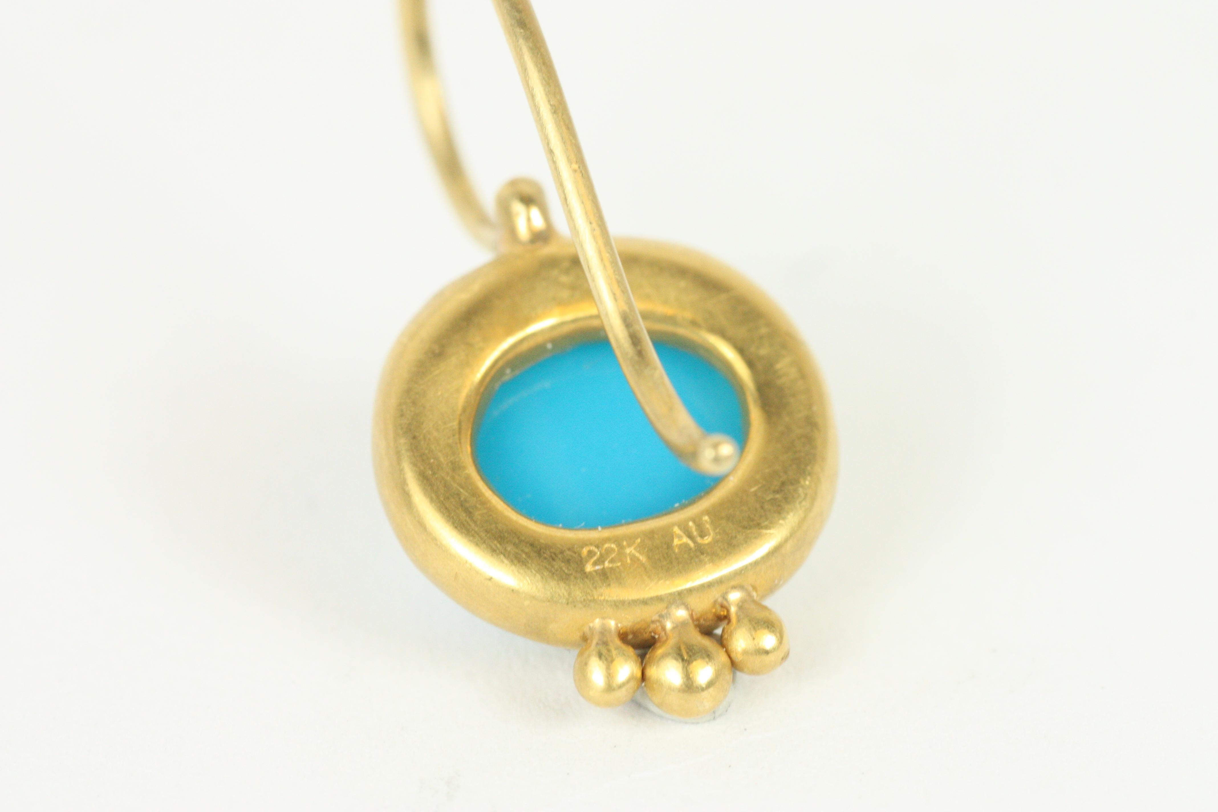 Orecchini a goccia Greco Roman con turchese ovale cabochon in oro giallo 22 carati In condizioni Nuovo in vendita a Santa Monica, CA