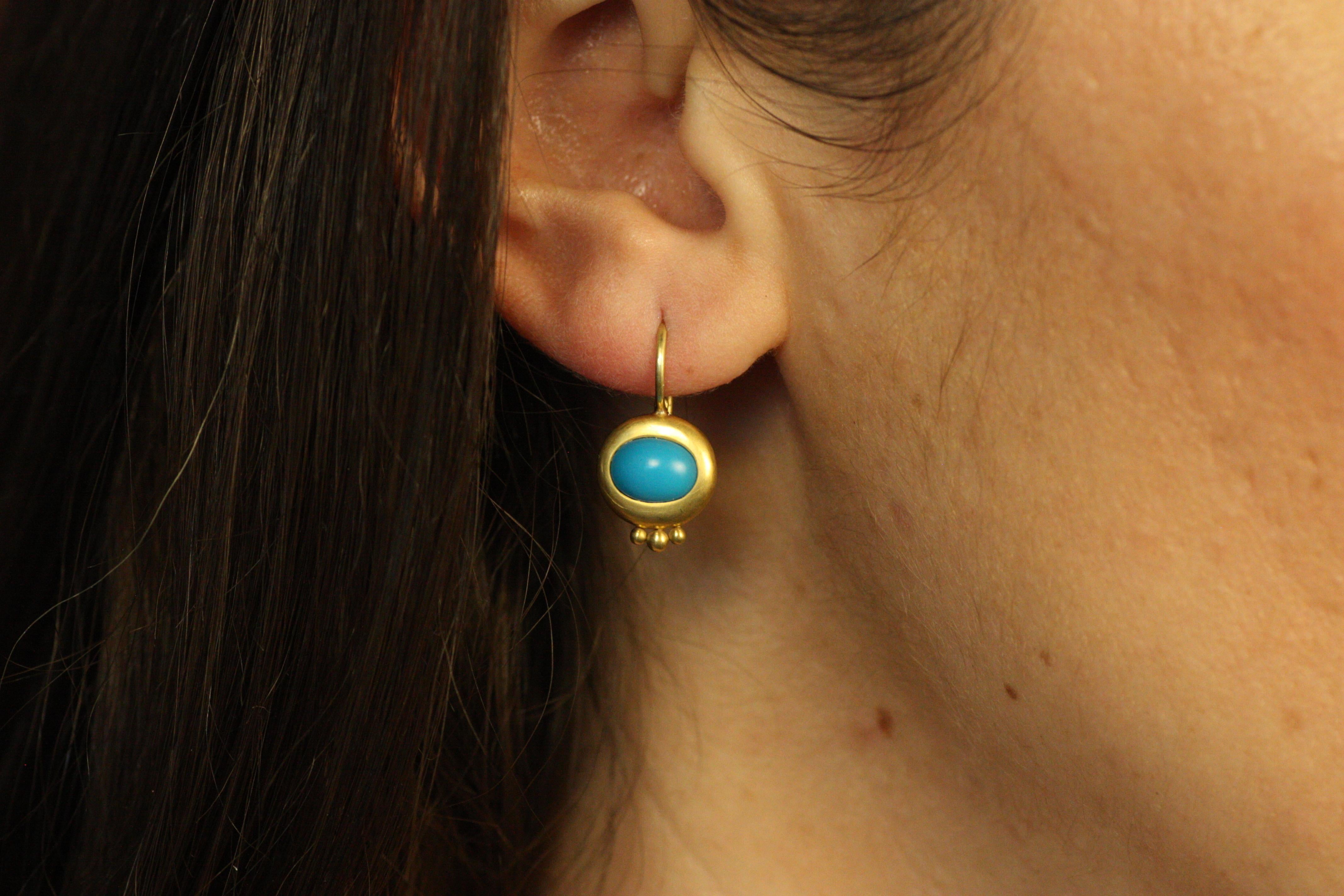 Donna Orecchini a goccia Greco Roman con turchese ovale cabochon in oro giallo 22 carati in vendita