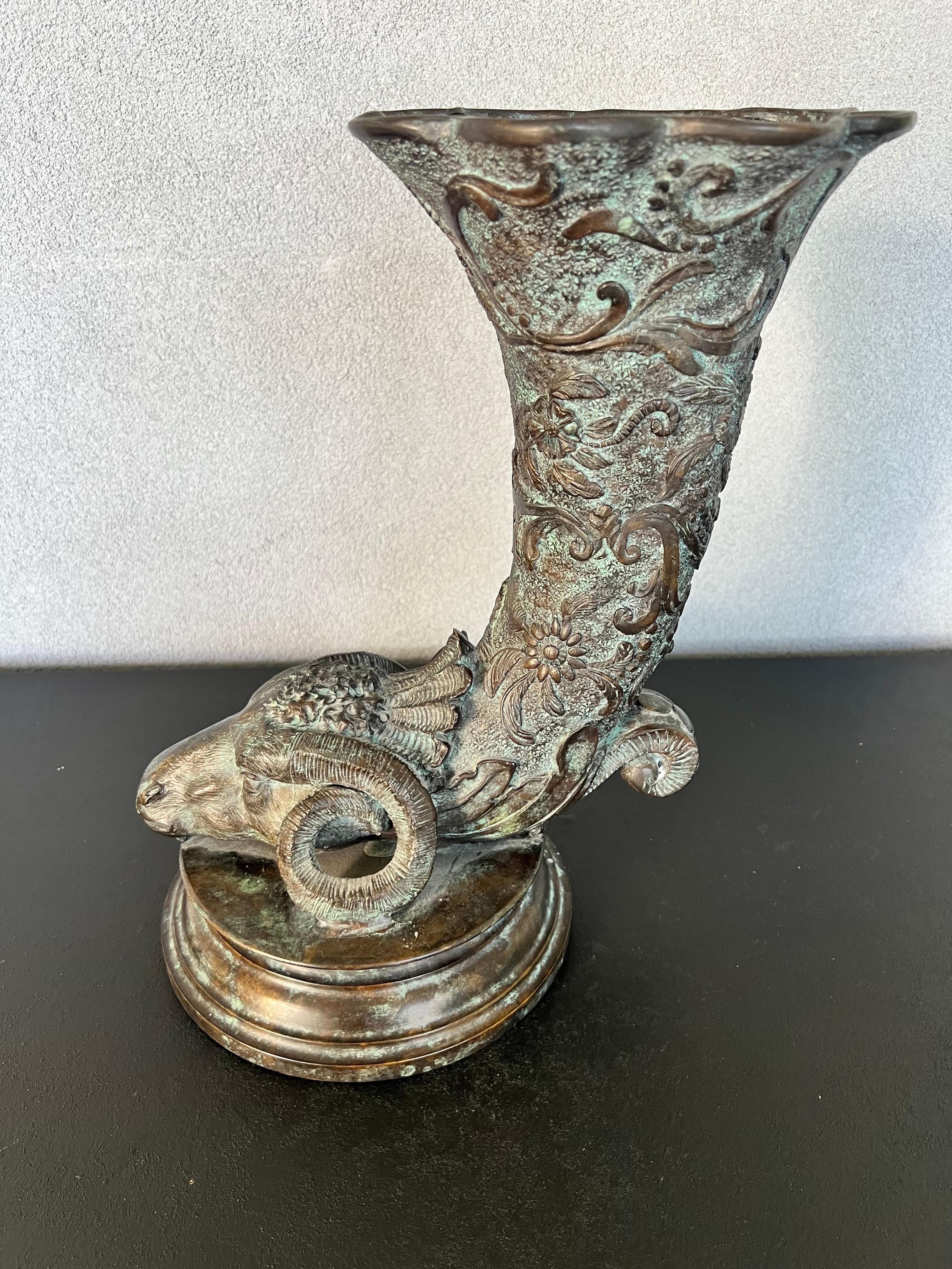 Vase à cornes en bronze figuratif de style Greco romain fait à la main par Maitland Smith en vente 2