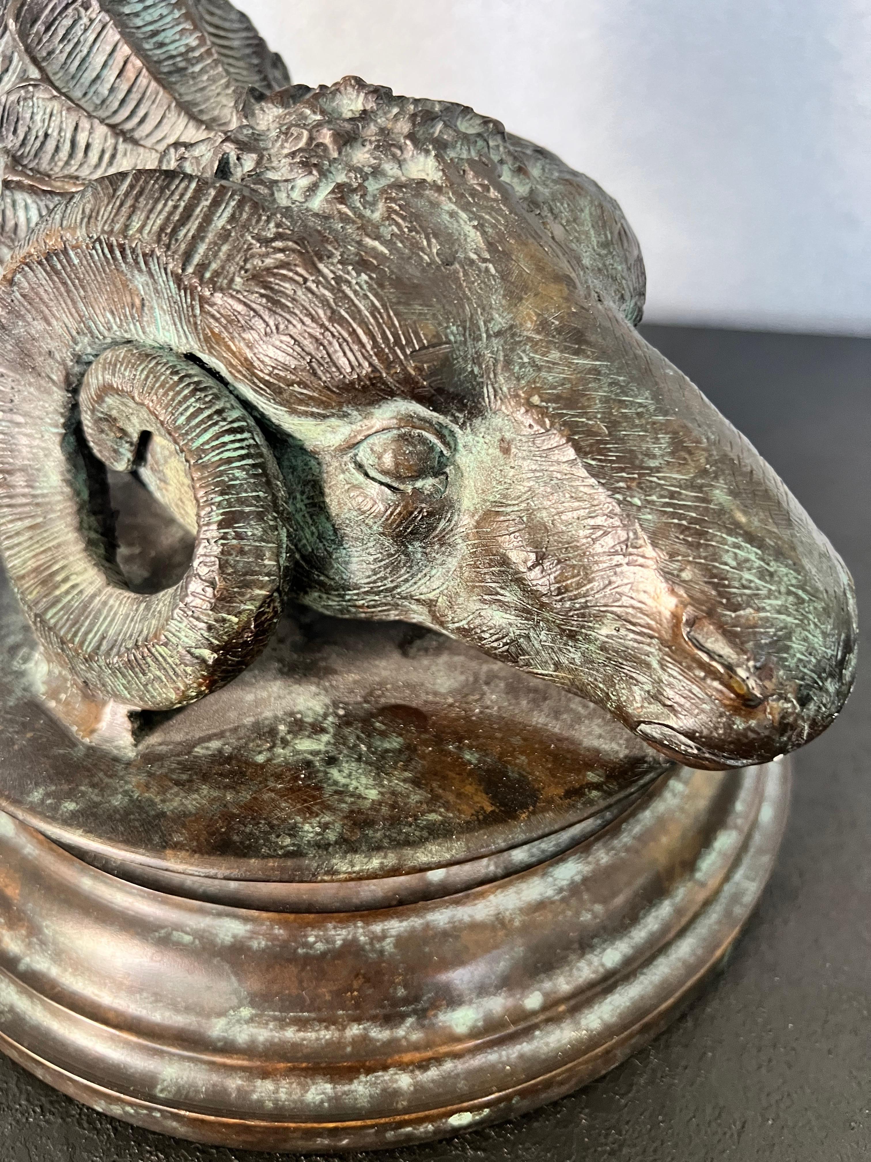 Vase à cornes en bronze figuratif de style Greco romain fait à la main par Maitland Smith en vente 3