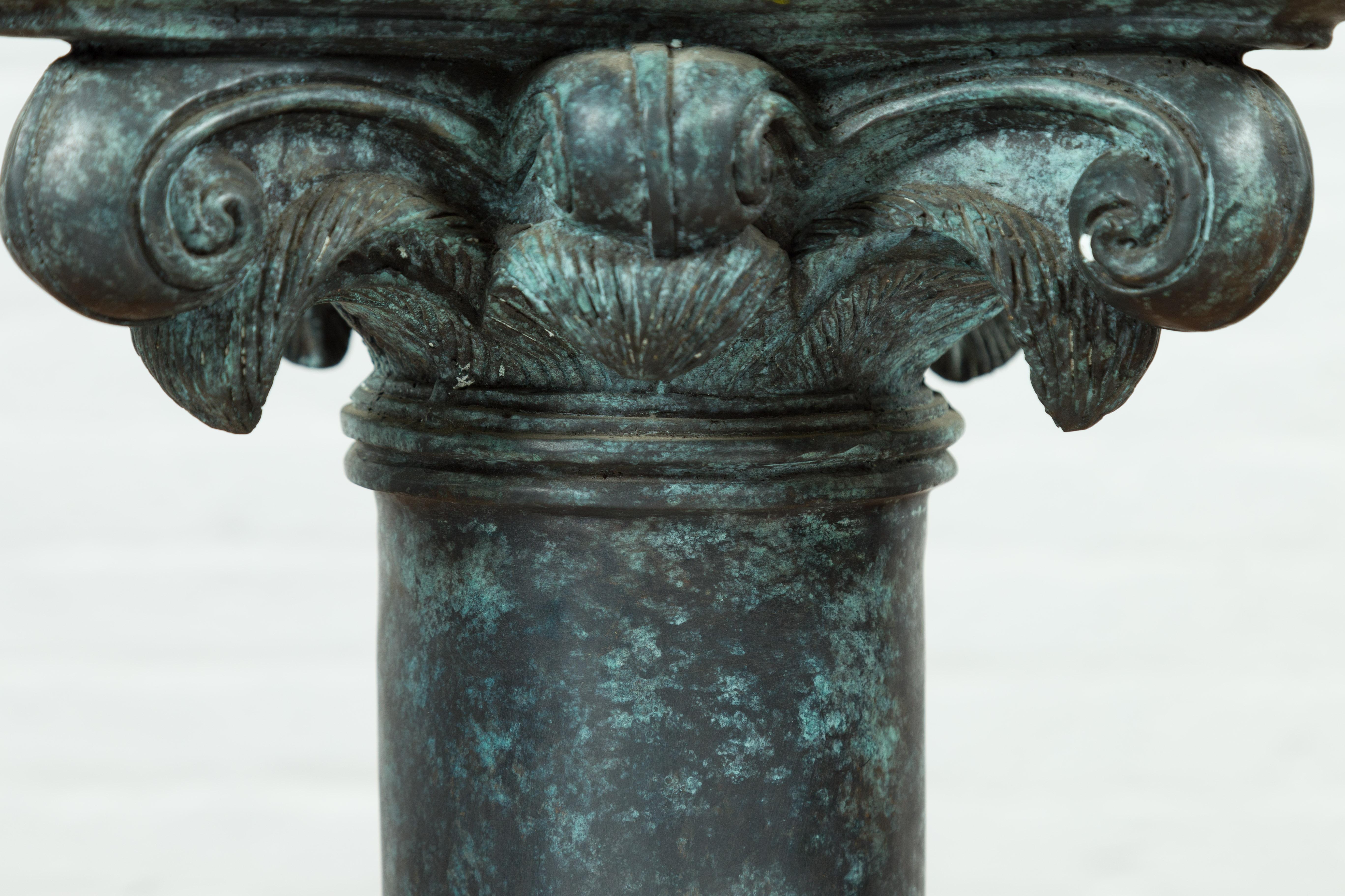 20ième siècle Piédestal en bronze d'inspiration gréco-romaine vintage avec chapiteau de style composite en vente