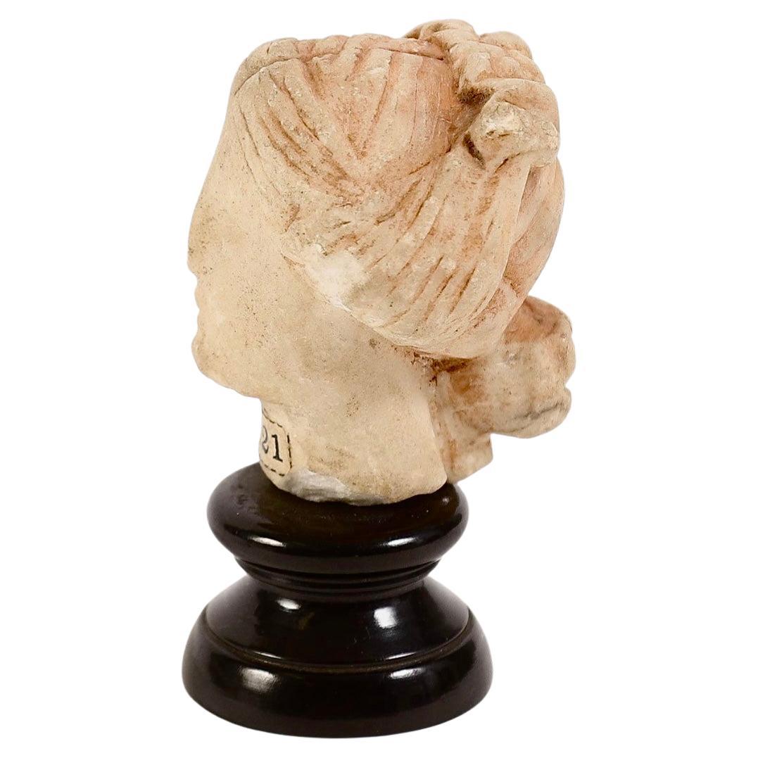 Cabeza de mujer grecorromana de mármol sobre peana en Bueno estado para la venta en Bradenton, FL