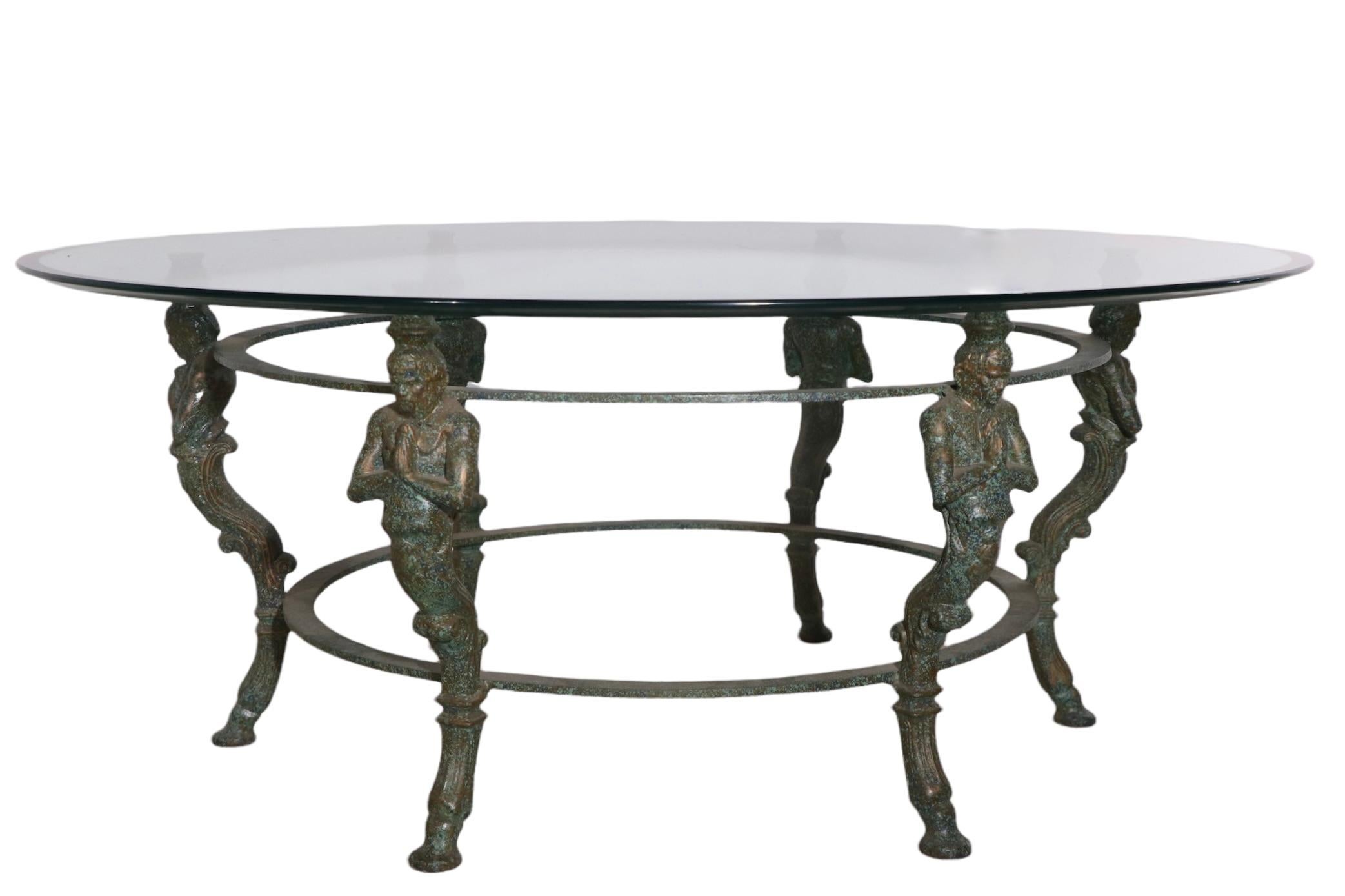Table basse de style néo-greco-romain avec plateau en verre imitation vert-de-gris, circa 1970 en vente 2