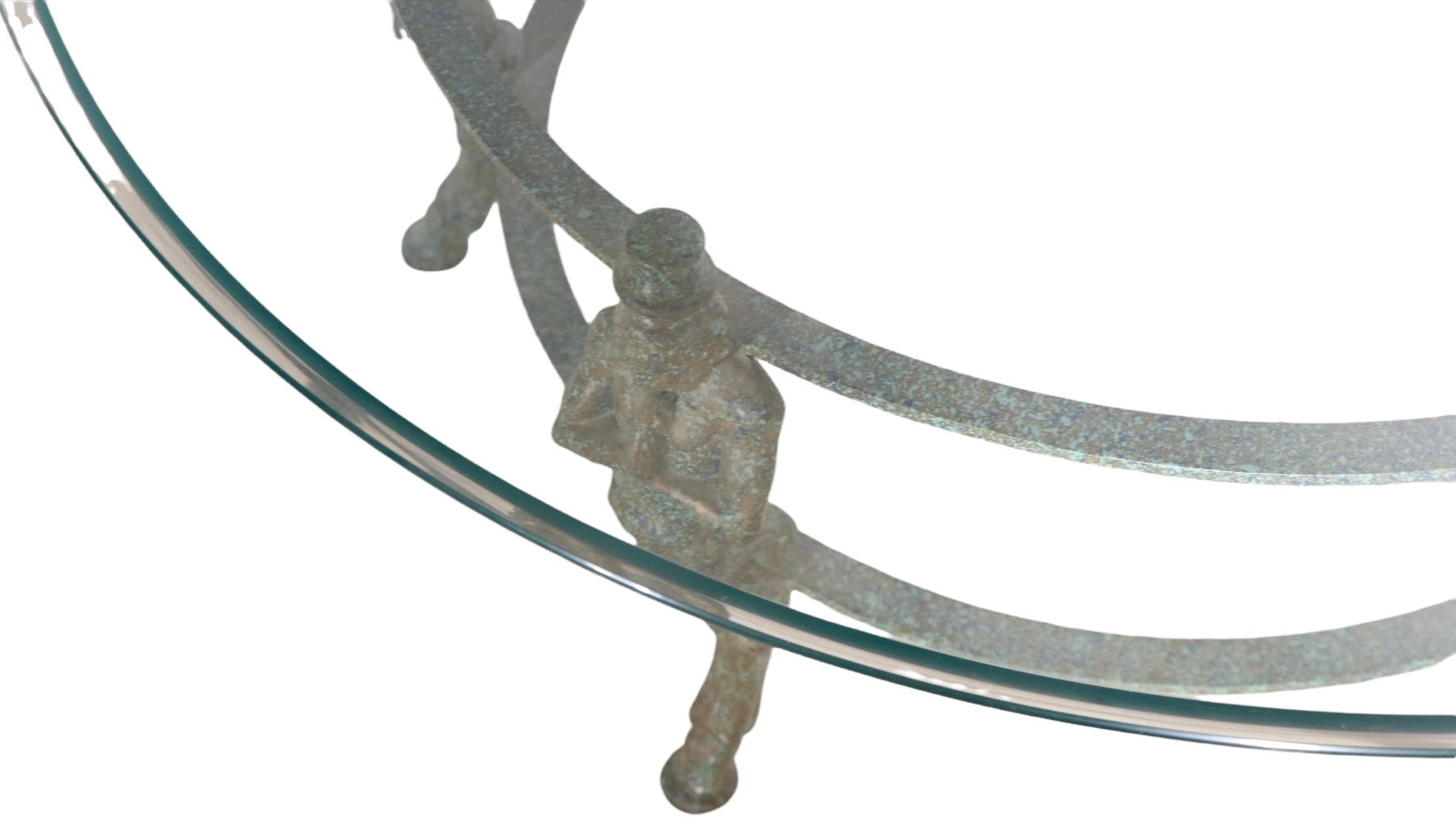 Gréco-romain Table basse de style néo-greco-romain avec plateau en verre imitation vert-de-gris, circa 1970 en vente