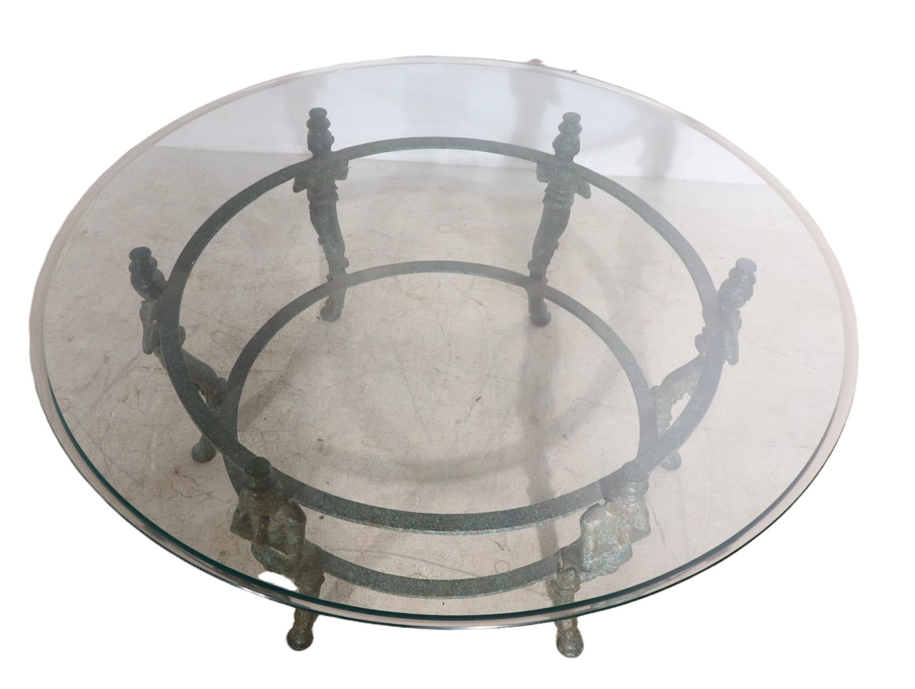 italien Table basse de style néo-greco-romain avec plateau en verre imitation vert-de-gris, circa 1970 en vente