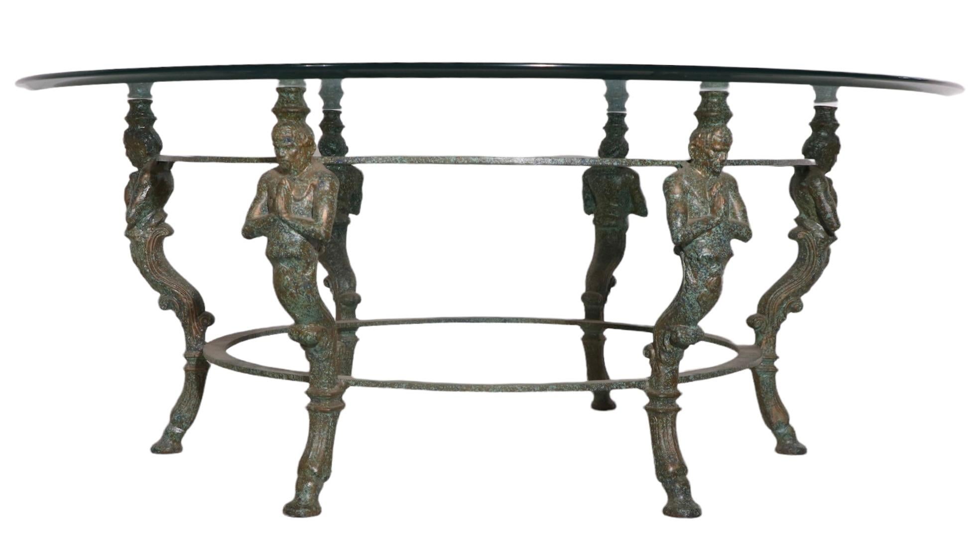 Table basse de style néo-greco-romain avec plateau en verre imitation vert-de-gris, circa 1970 Bon état - En vente à New York, NY