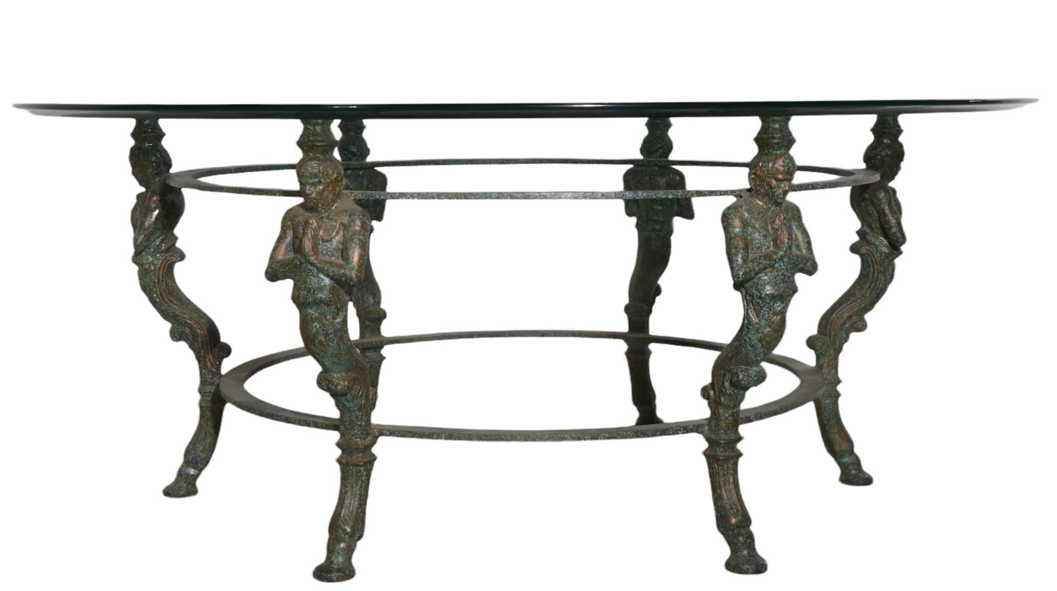 Table basse de style néo-greco-romain avec plateau en verre imitation vert-de-gris, circa 1970 en vente 1
