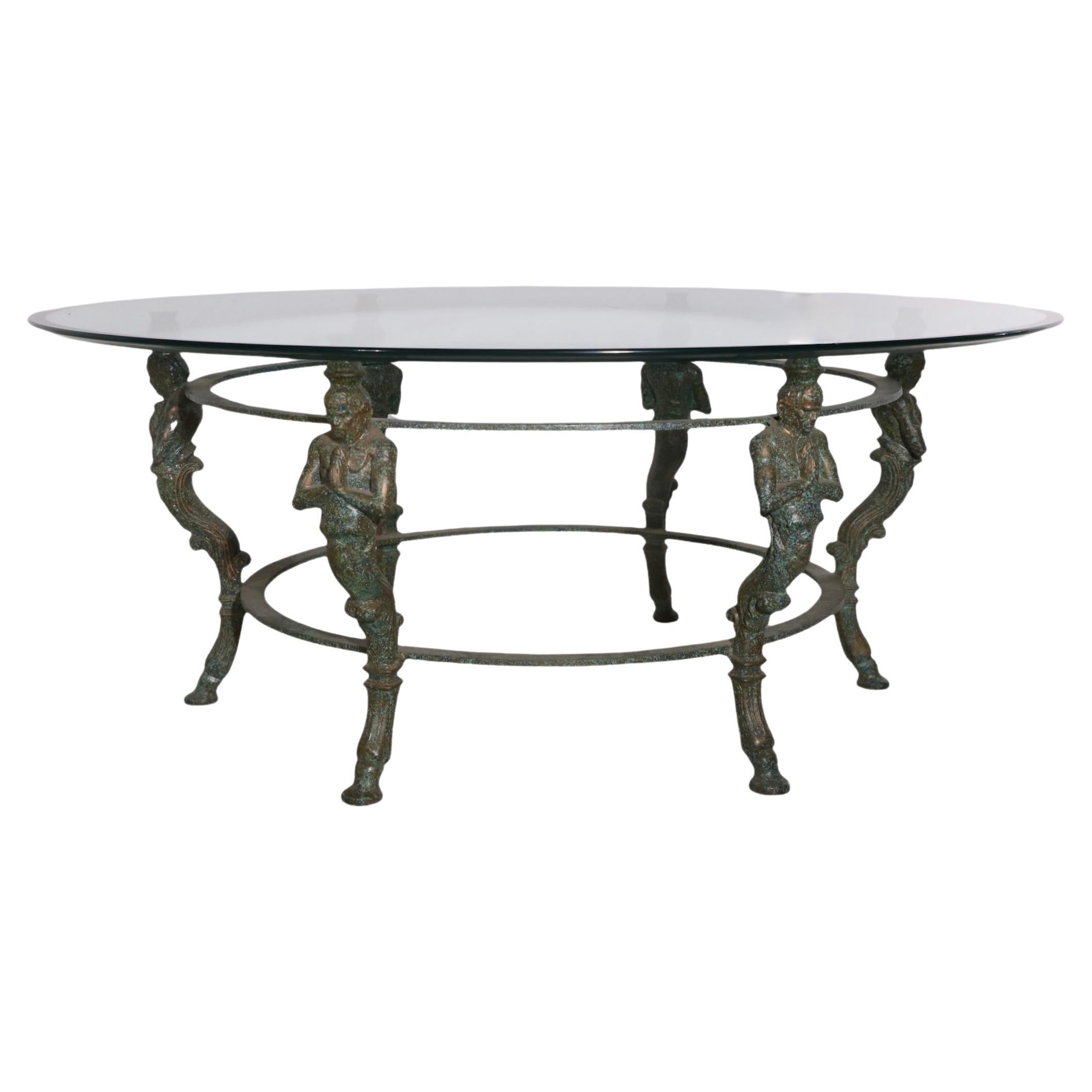 Table basse de style néo-greco-romain avec plateau en verre imitation vert-de-gris, circa 1970 en vente