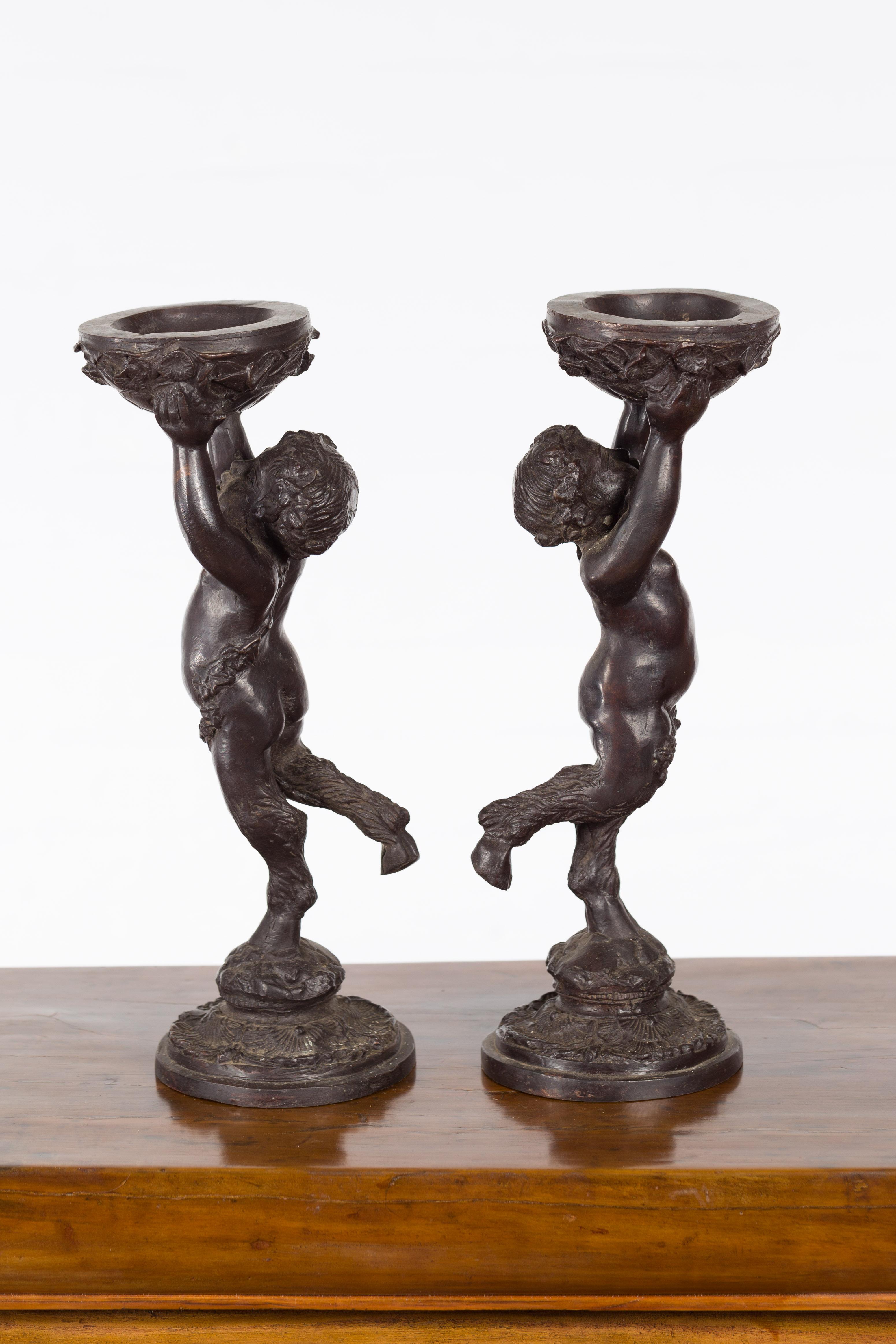 Porte-bougies en bronze de style gréco-romain représentant de jeunes satyres tenant des récipients en vente 7