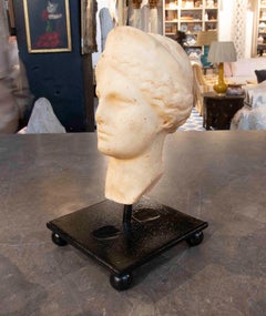 Busto clásico femenino de estilo grecorromano en resina sobre base de hierro