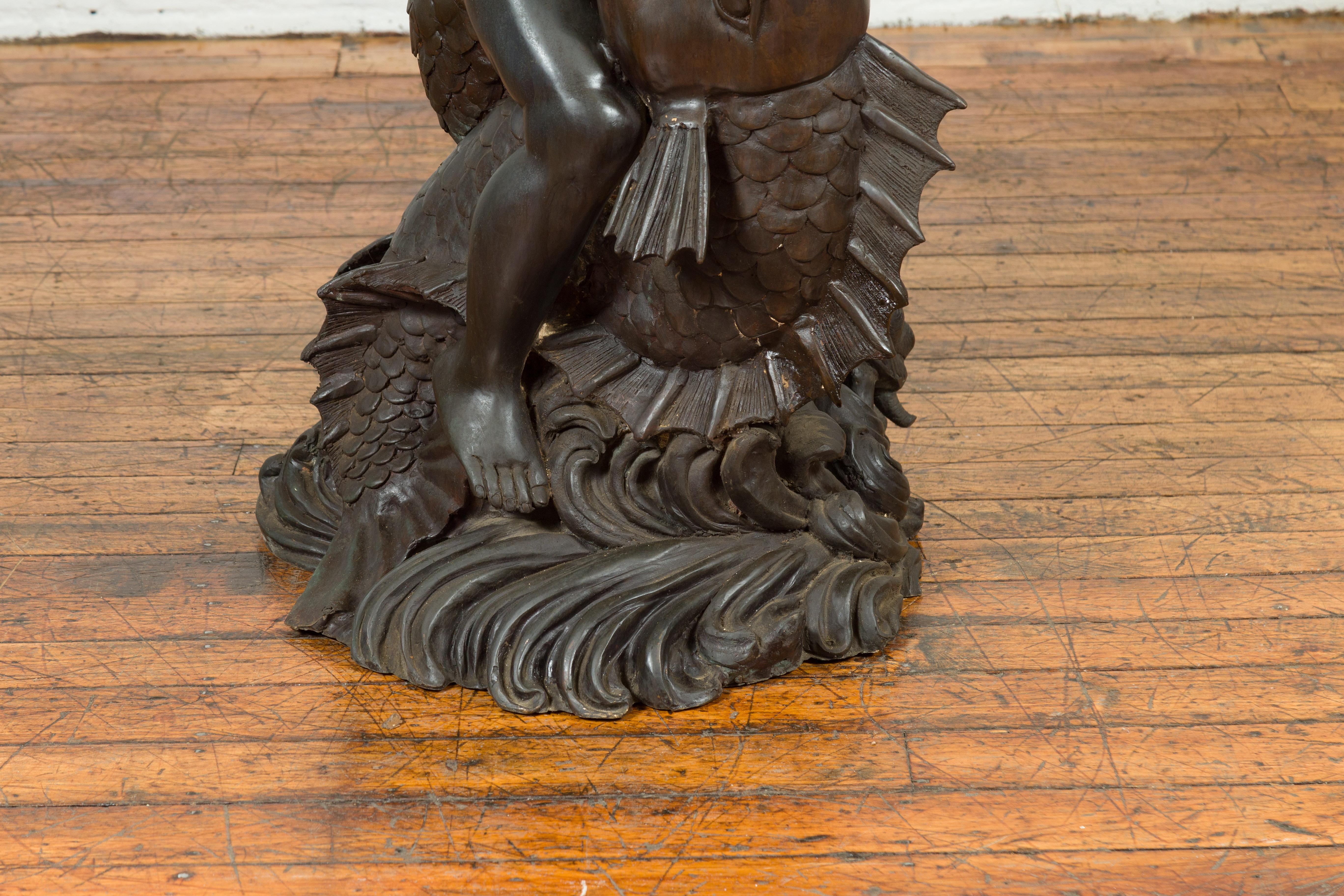 Moulage Fontaine en bronze vintage de style gréco-romain représentant un putto chevauchant un dauphin en vente