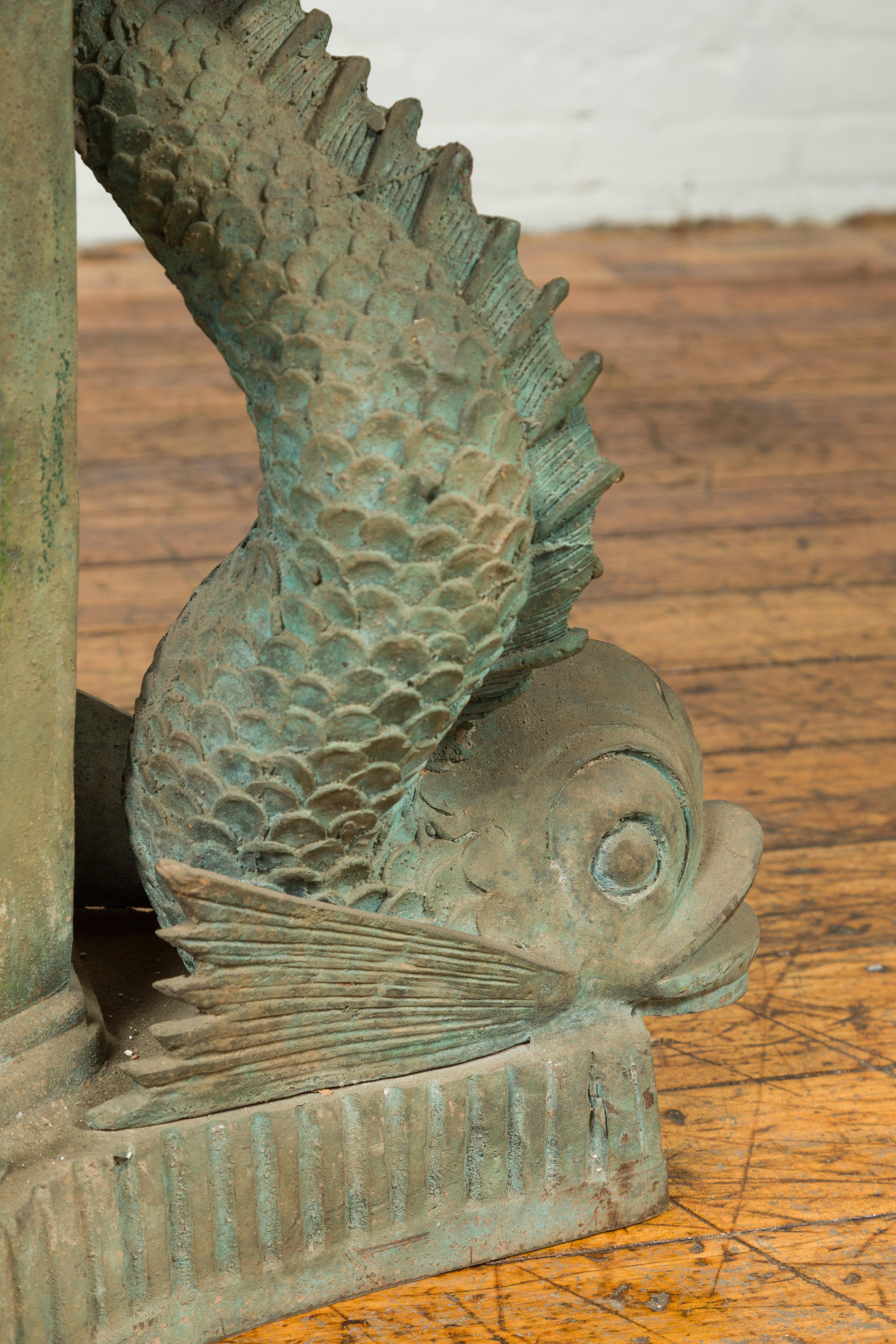 Fontaine vintage de style gréco-romain en forme de putto et de poisson avec patine vert vieillie en vente 3