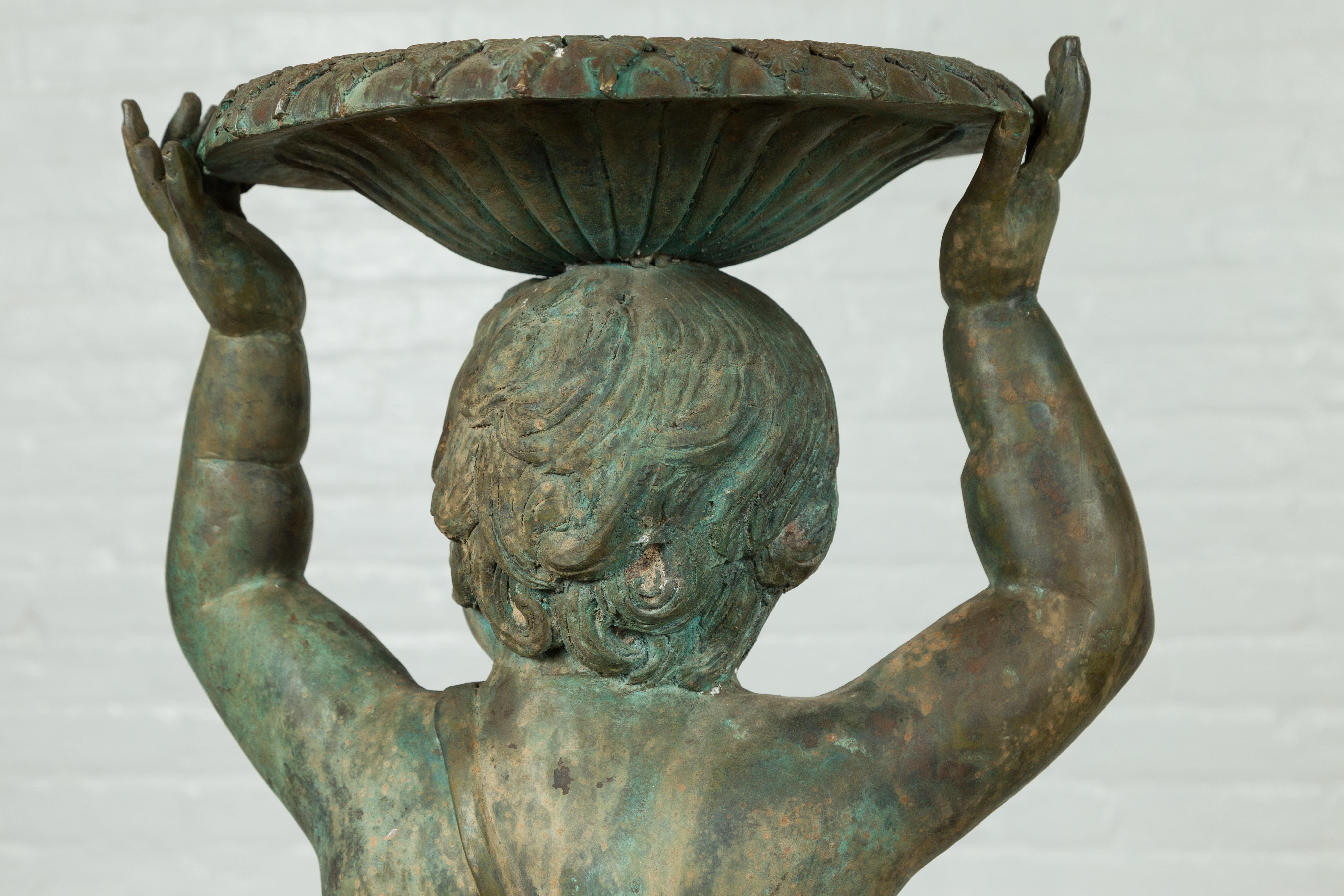 Bronze Fontaine vintage de style gréco-romain en forme de putto et de poisson avec patine vert vieillie en vente