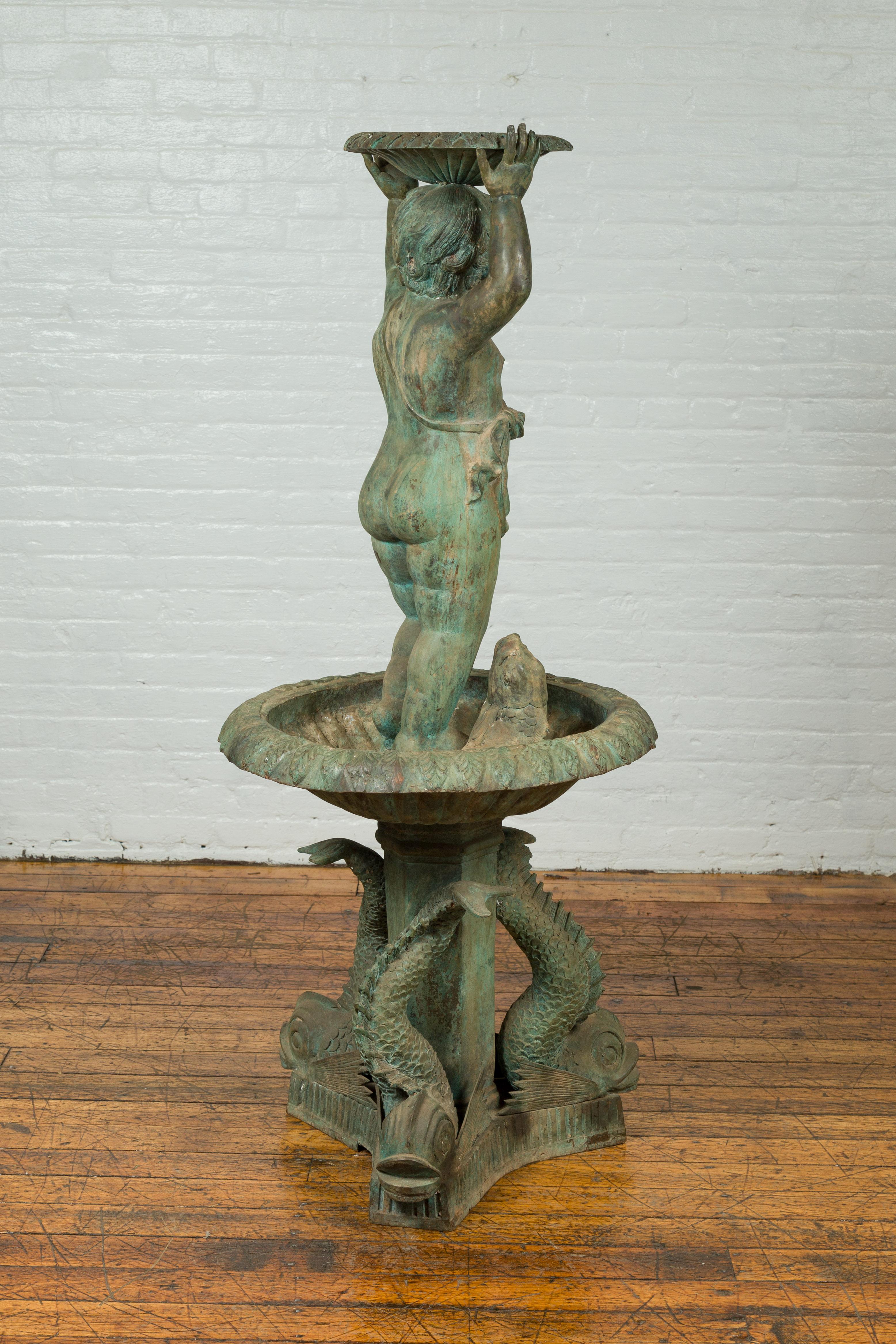 Fuente vintage de estilo grecorromano de putto y pez con pátina verde desgastada 1