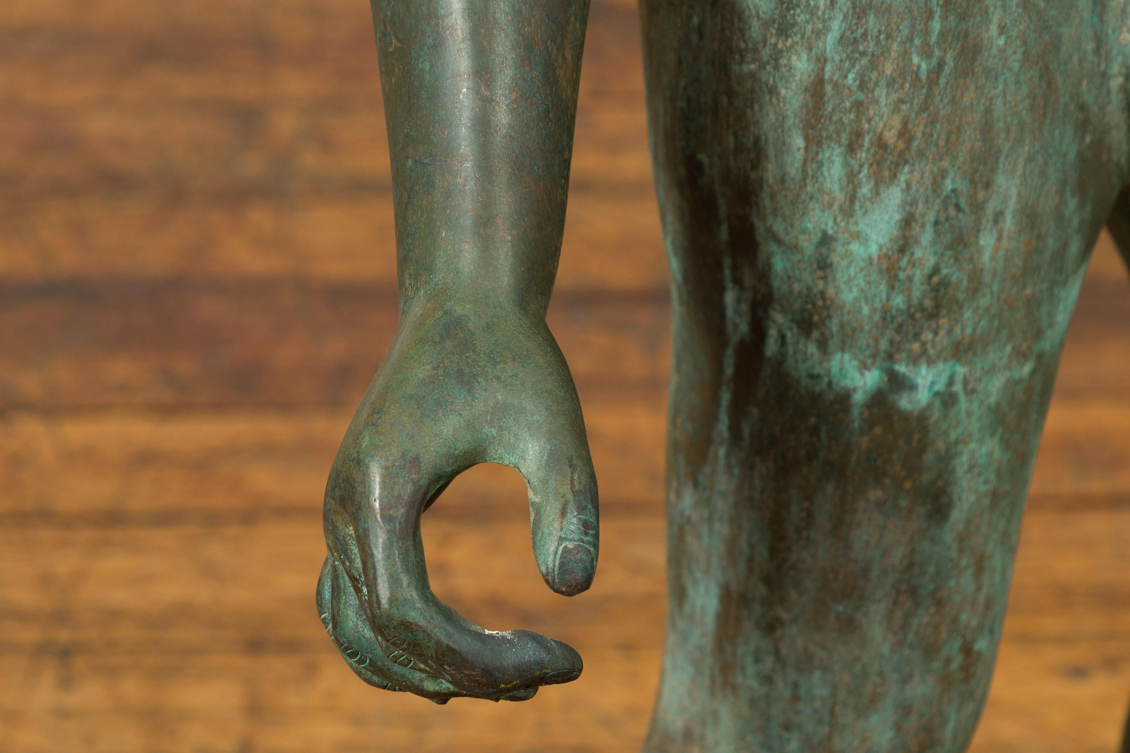 Greco Roman Style Vintage Verde Bronze Statue d'un homme nu avec des raisins dans les cheveux en vente 4