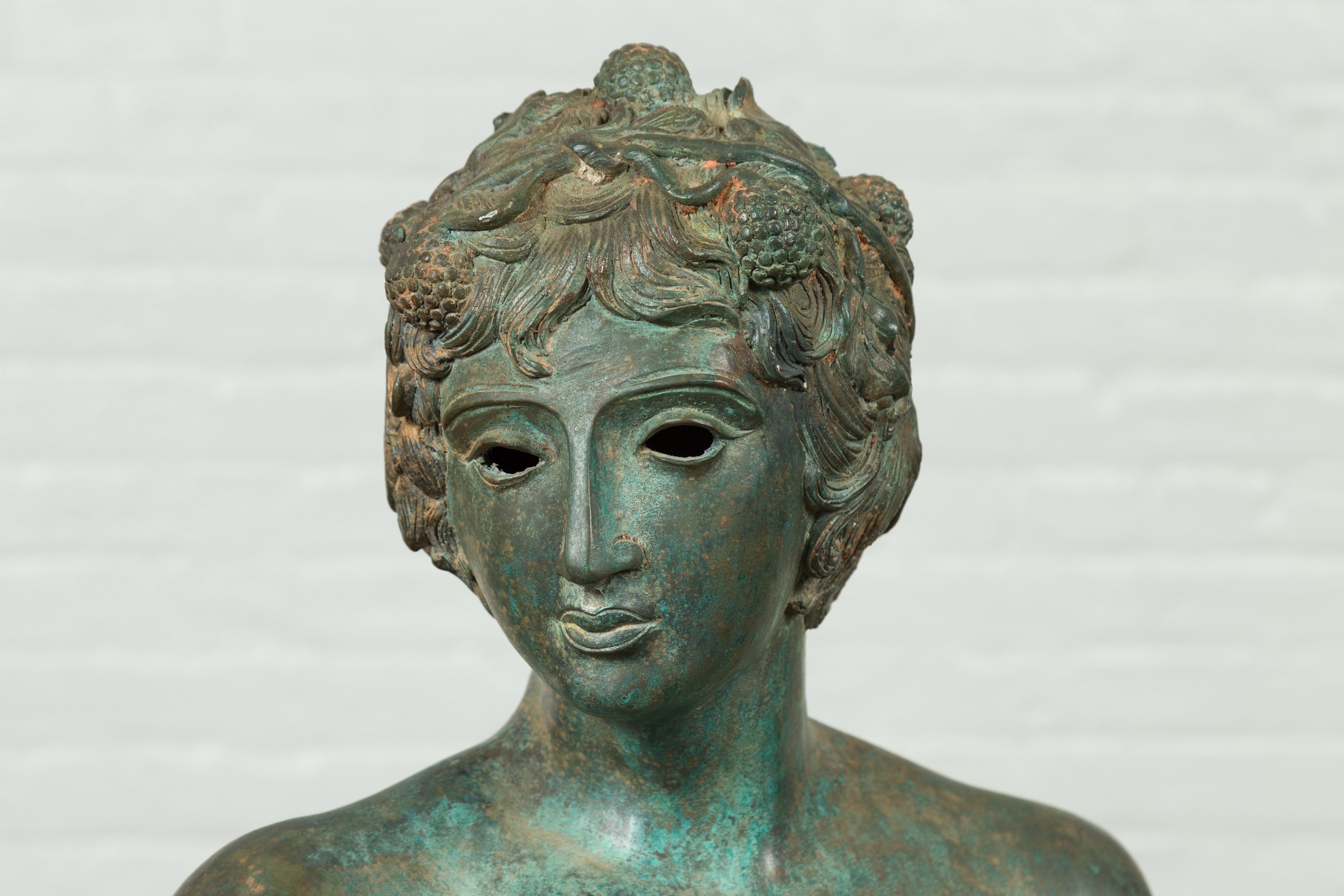 Statue en bronze Verde vintage de style gréco-romain d'un nu masculin avec des raisins dans les cheveux en vente 4