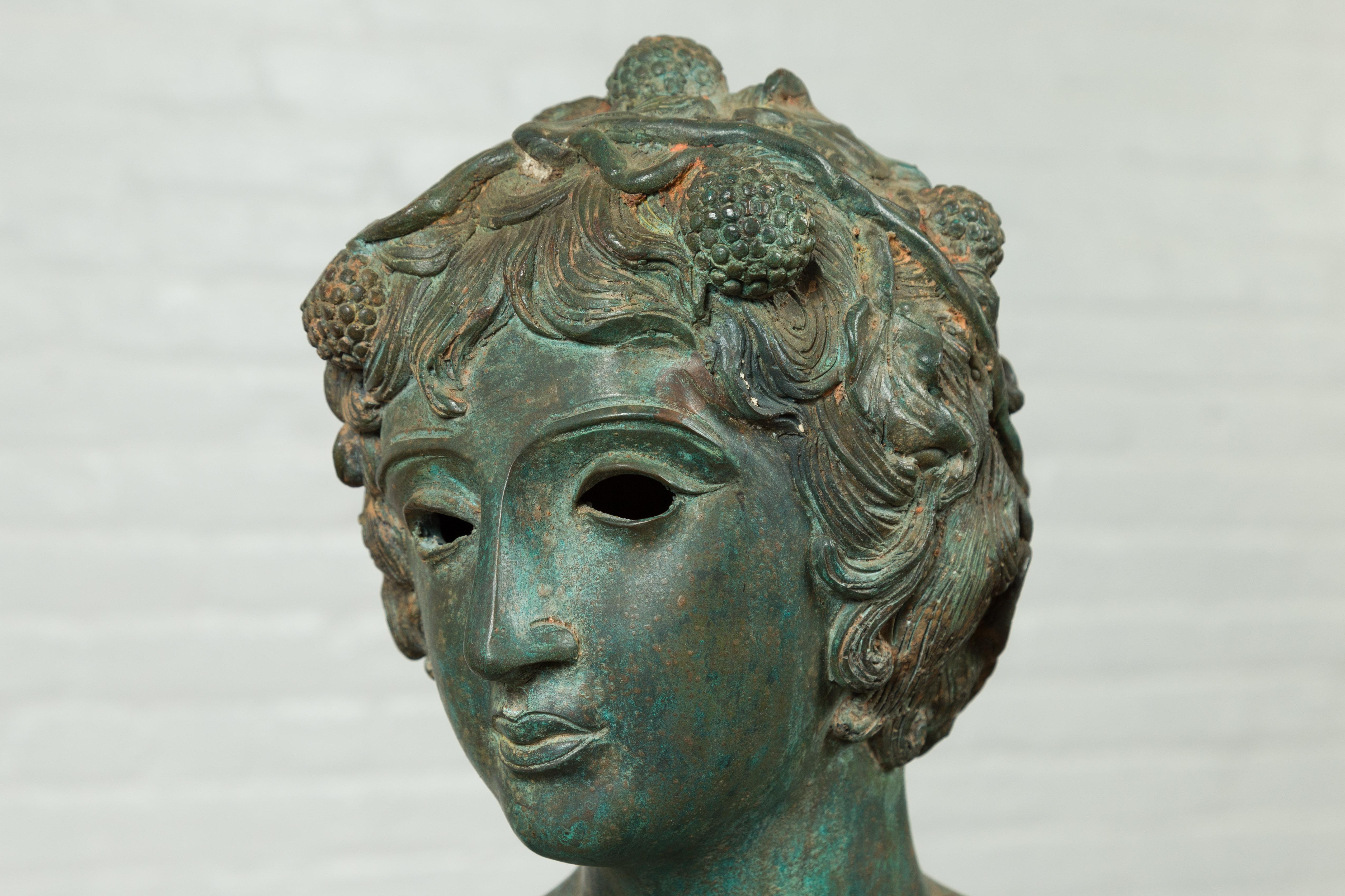 Greco Roman Style Vintage Verde Bronze Statue d'un homme nu avec des raisins dans les cheveux en vente 7