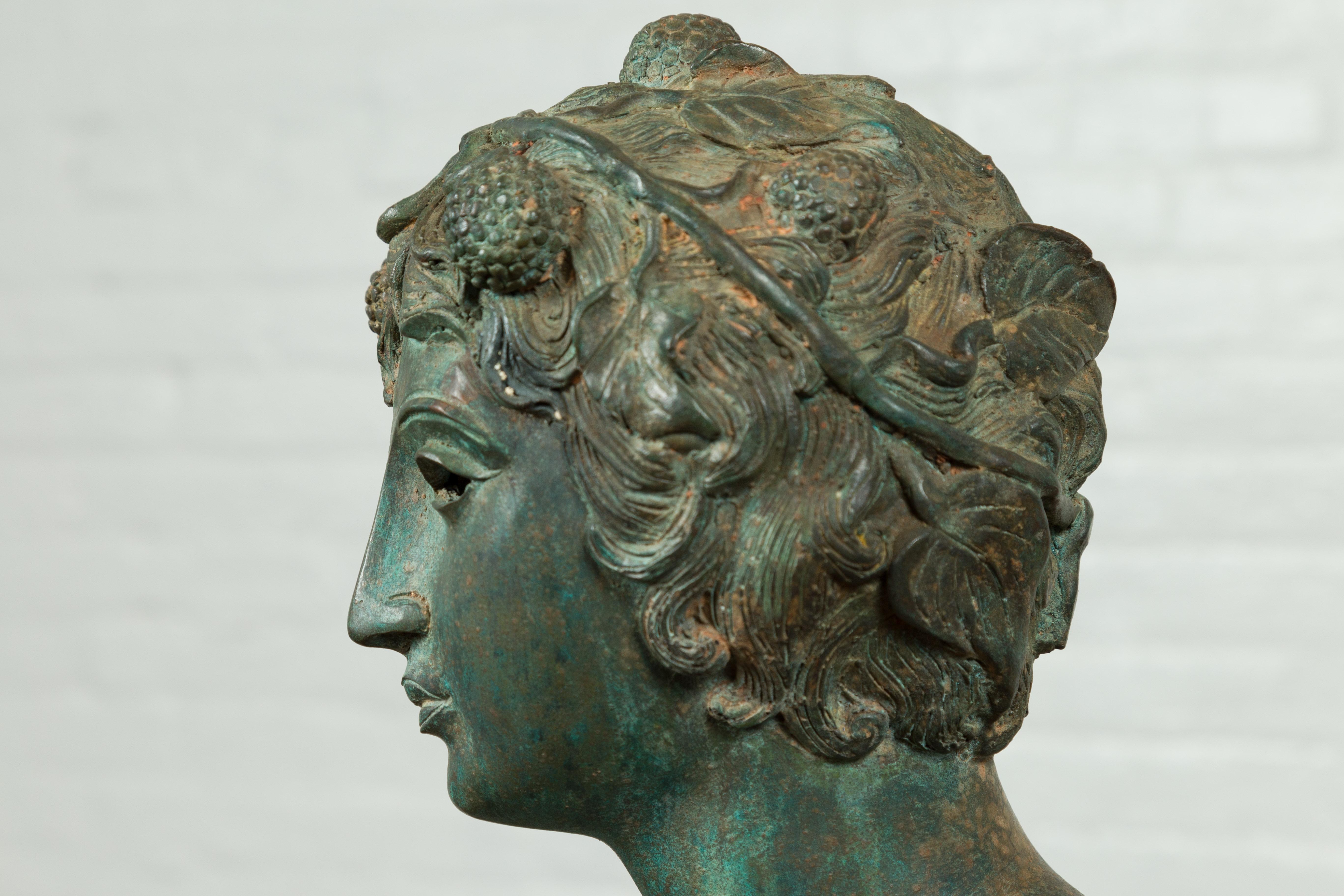 Statue en bronze Verde vintage de style gréco-romain d'un nu masculin avec des raisins dans les cheveux en vente 7