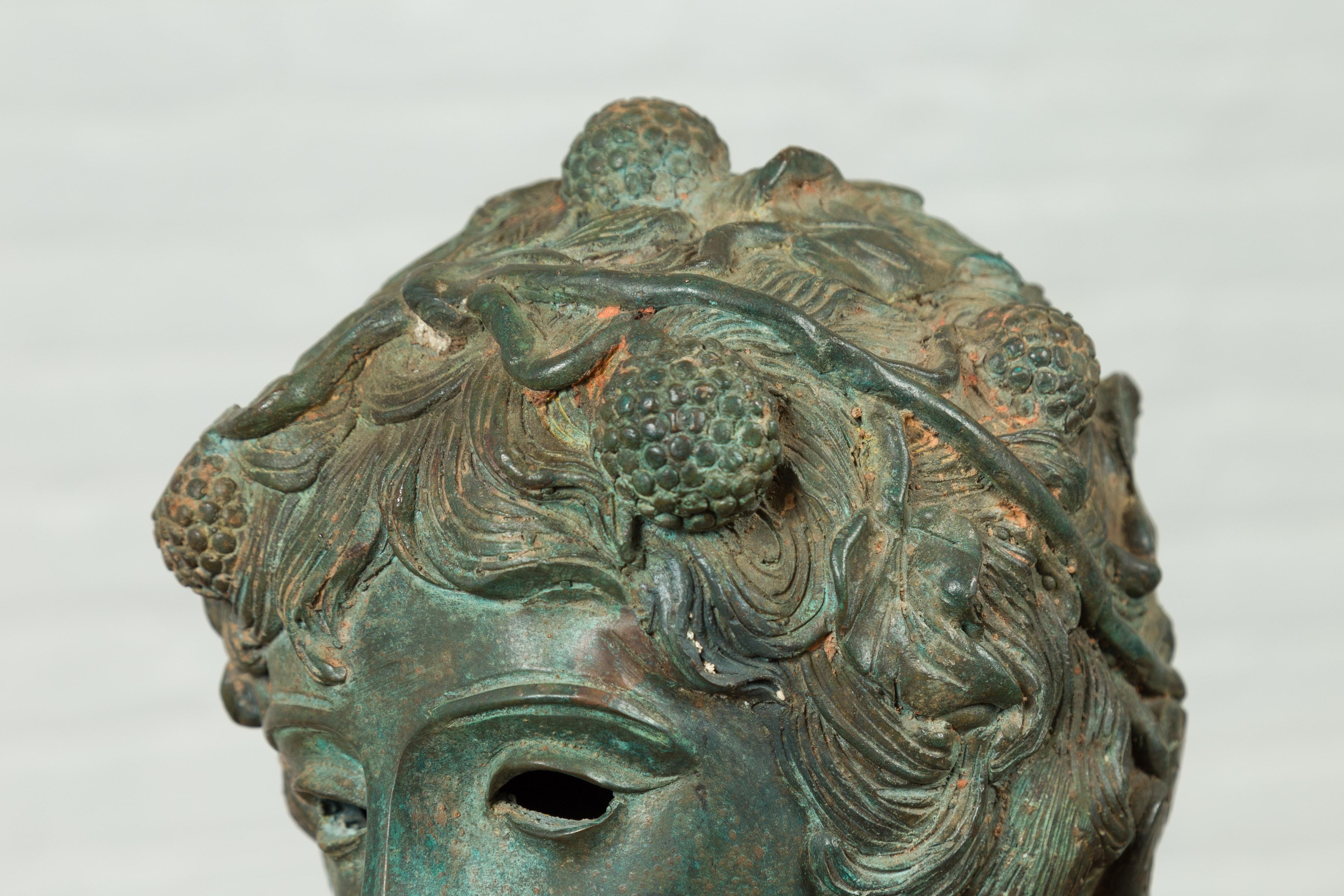Greco Roman Style Vintage Verde Bronze Statue d'un homme nu avec des raisins dans les cheveux en vente 9